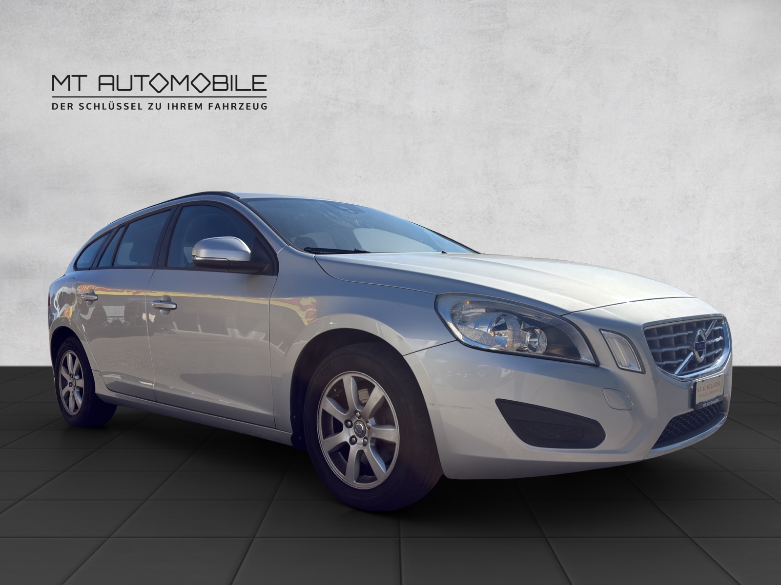 VOLVO V60 T4 Kinetic-image-1