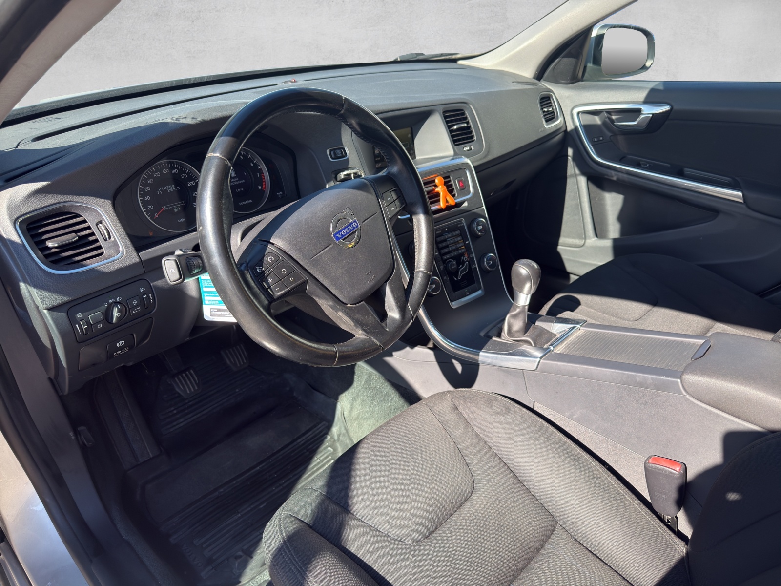 VOLVO V60 T4 Kinetic-image-8