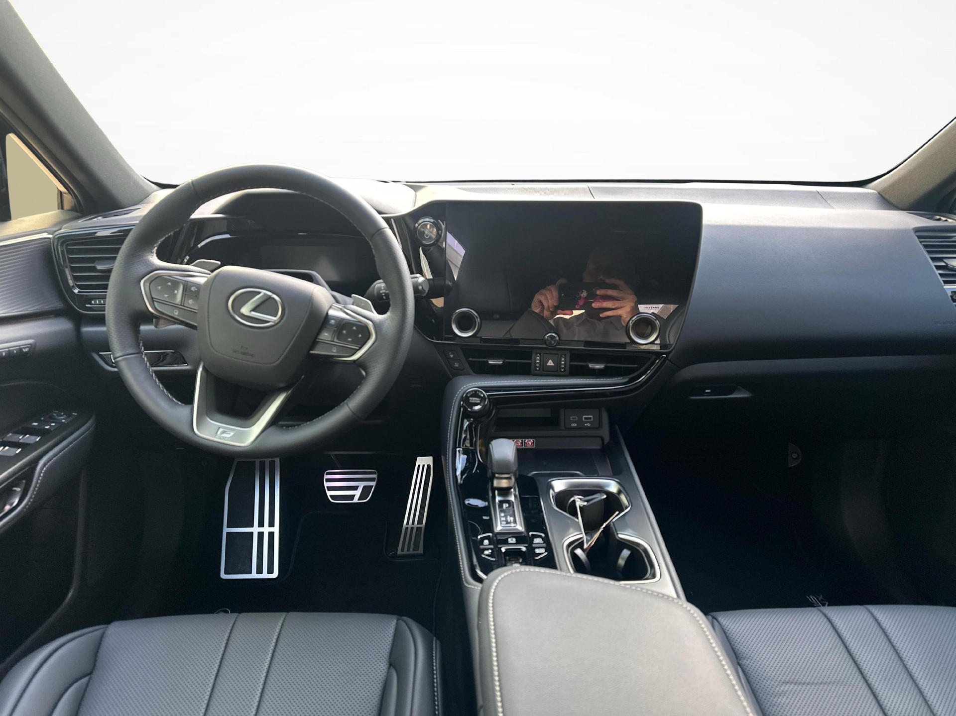 LEXUS NX 450h+ F-Sport-image-10