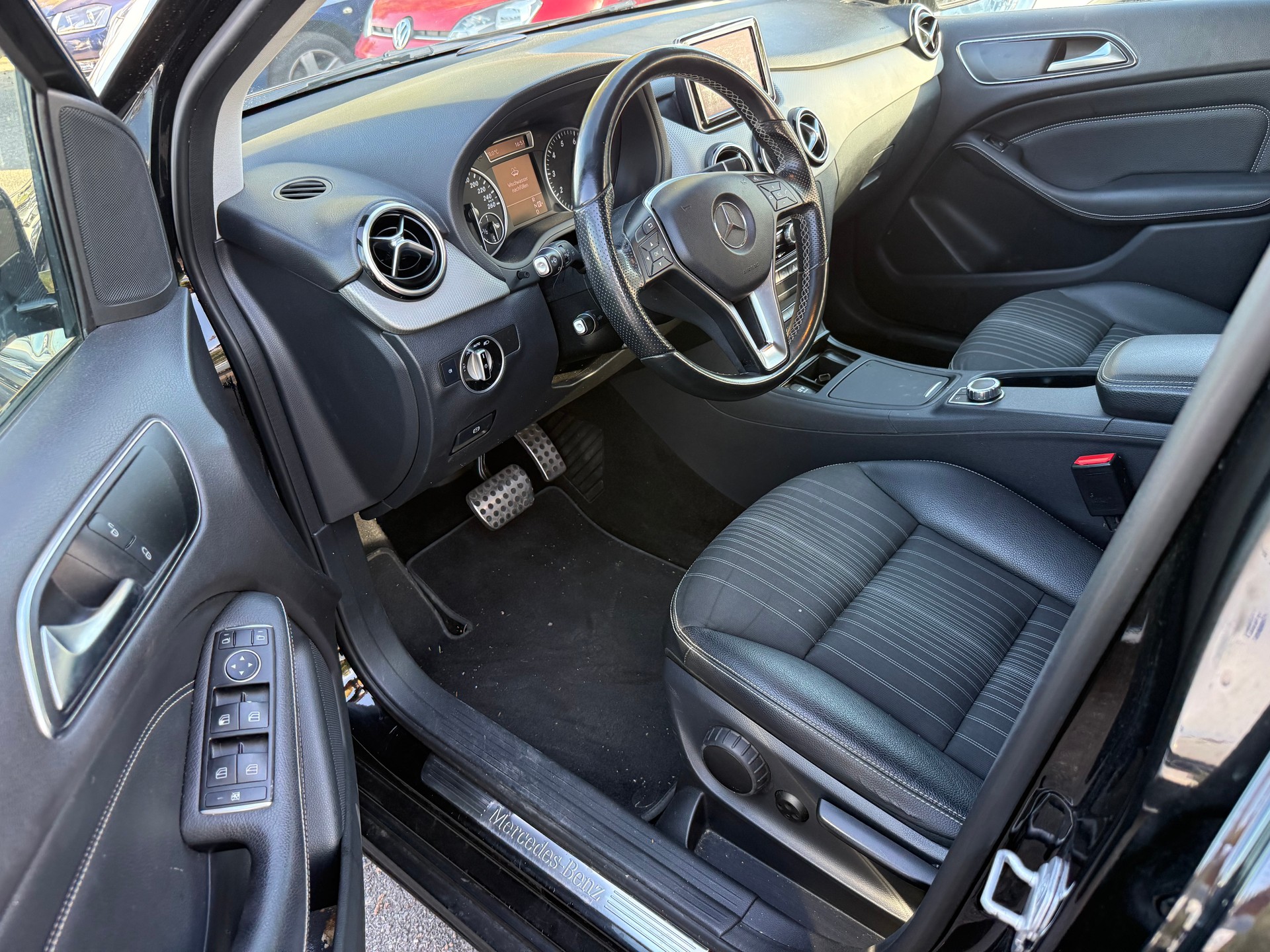 MERCEDES-BENZ B 180 7G-DCT-image-10