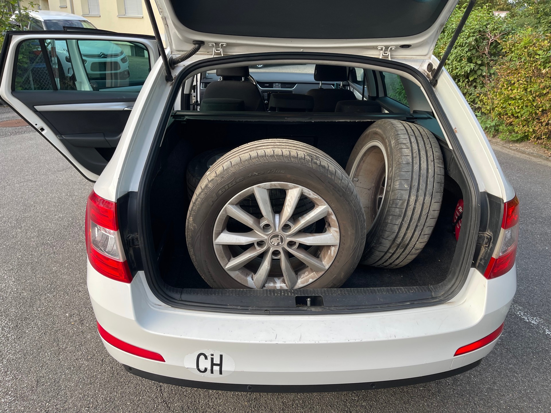 SKODA Octavia Combi 2.0 TDI Ambition DSG-image-8