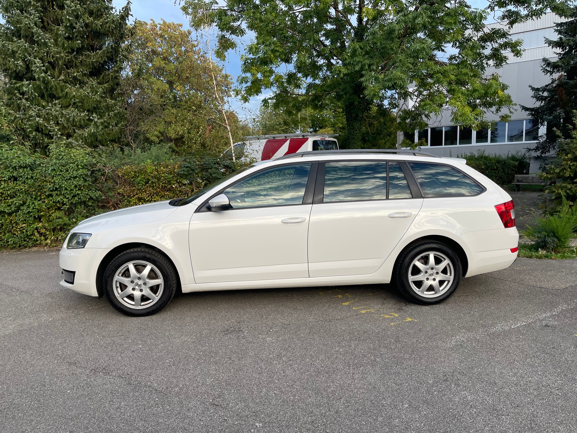 SKODA Octavia Combi 2.0 TDI Ambition DSG-image-1