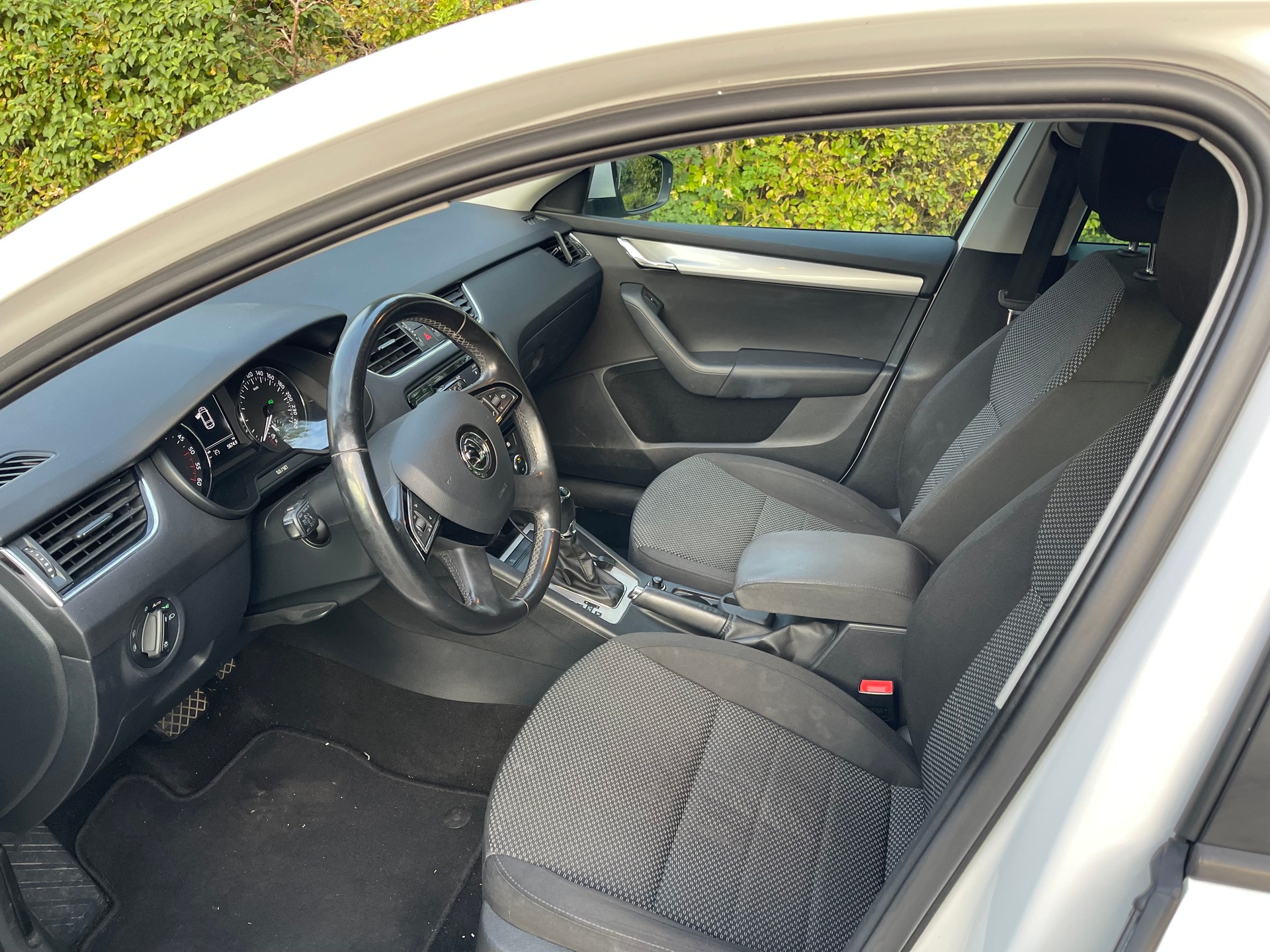 SKODA Octavia Combi 2.0 TDI Ambition DSG-image-6