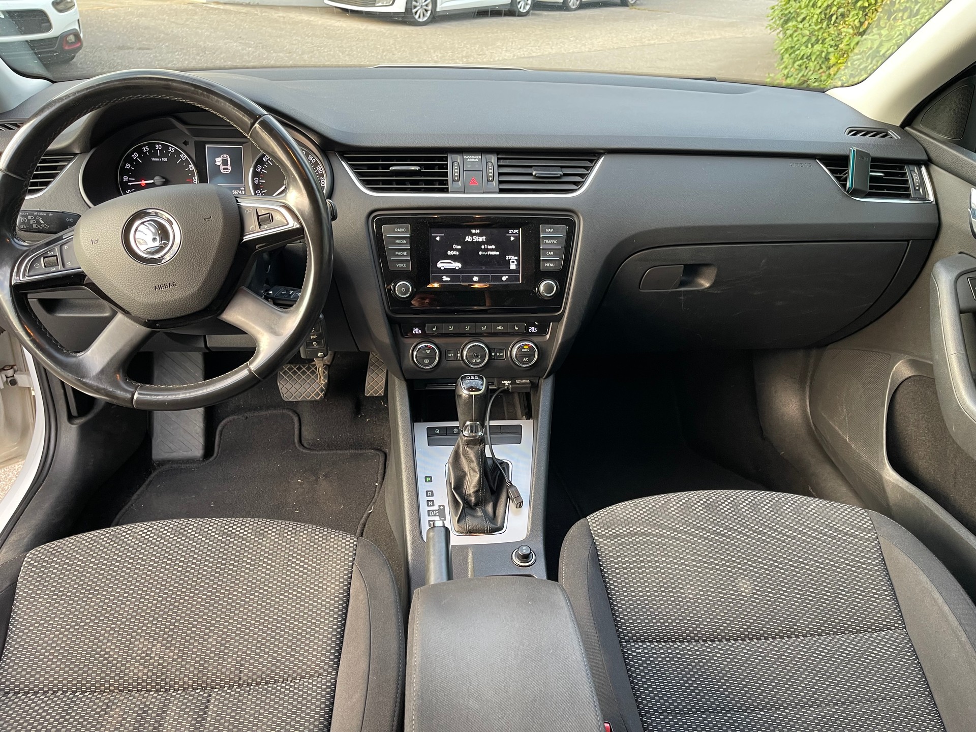 SKODA Octavia Combi 2.0 TDI Ambition DSG-image-9