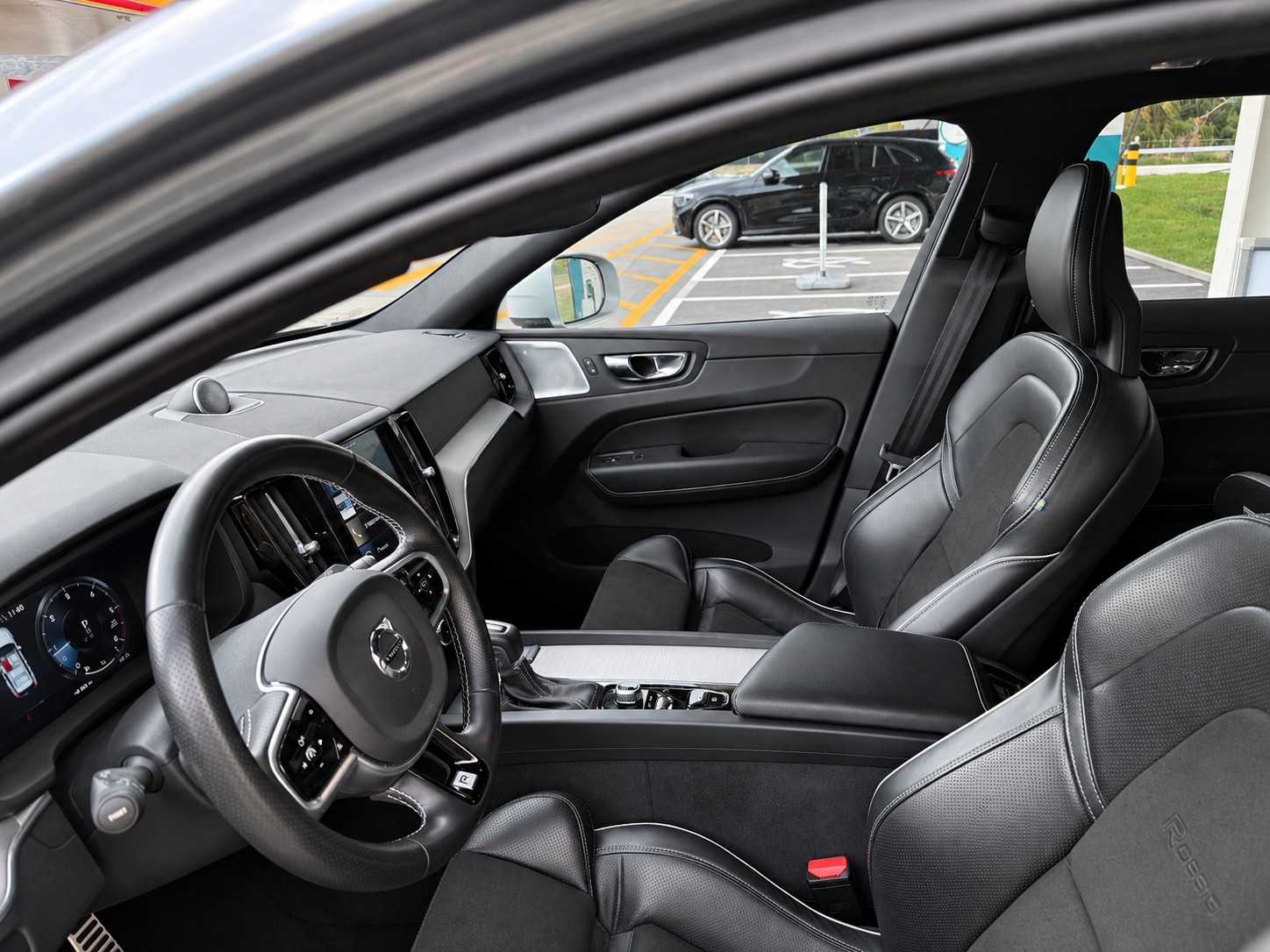 VOLVO 2.0 D5 R-Design AWD-image-2