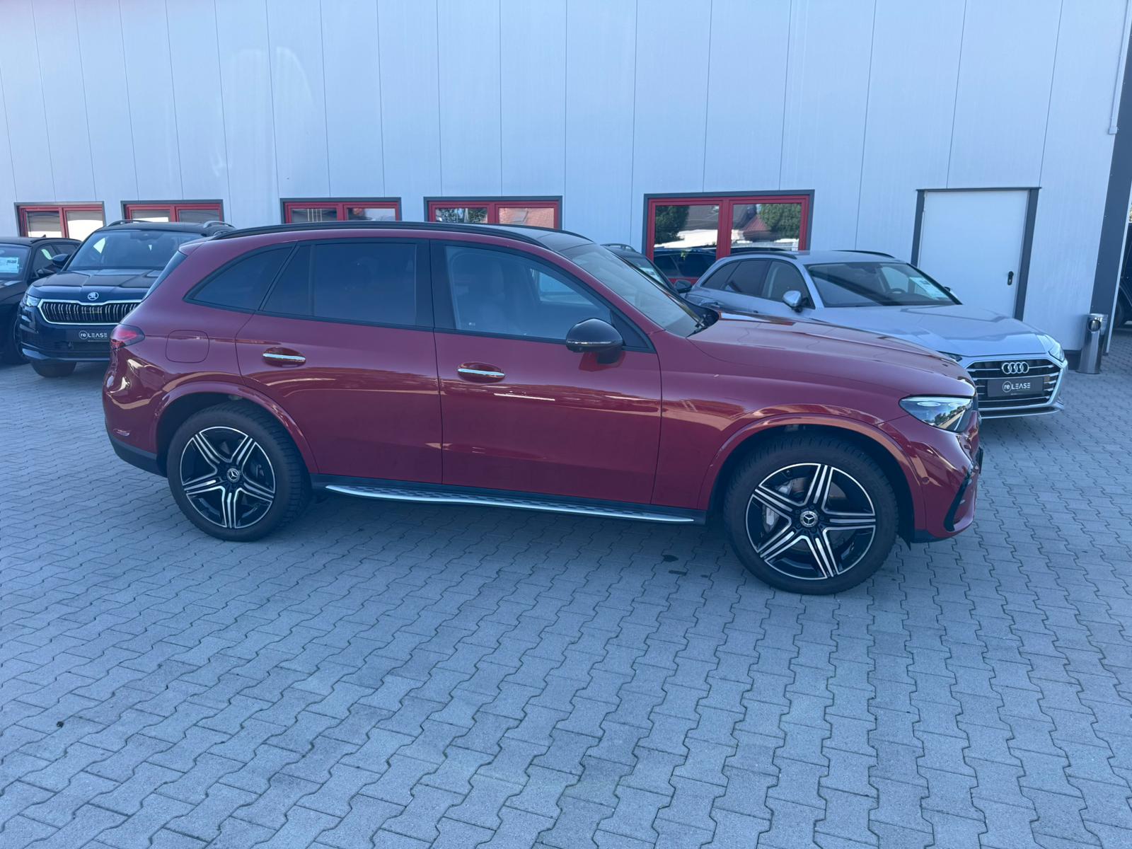 MERCEDES-BENZ GLC 300 e AMG Line 4matic-image-4