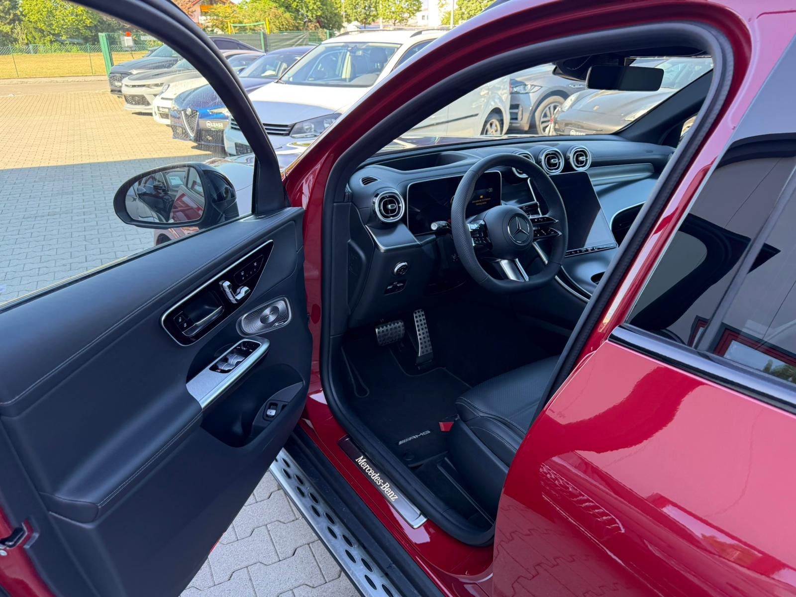 MERCEDES-BENZ GLC 300 e AMG Line 4matic-image-2
