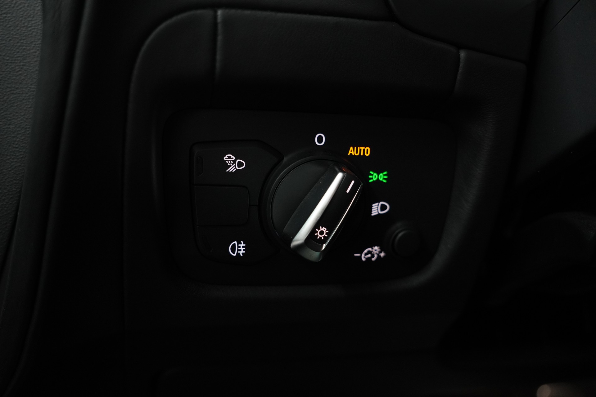 AUDI R8 Coupé 5.2 plus S-Tronic-image-17