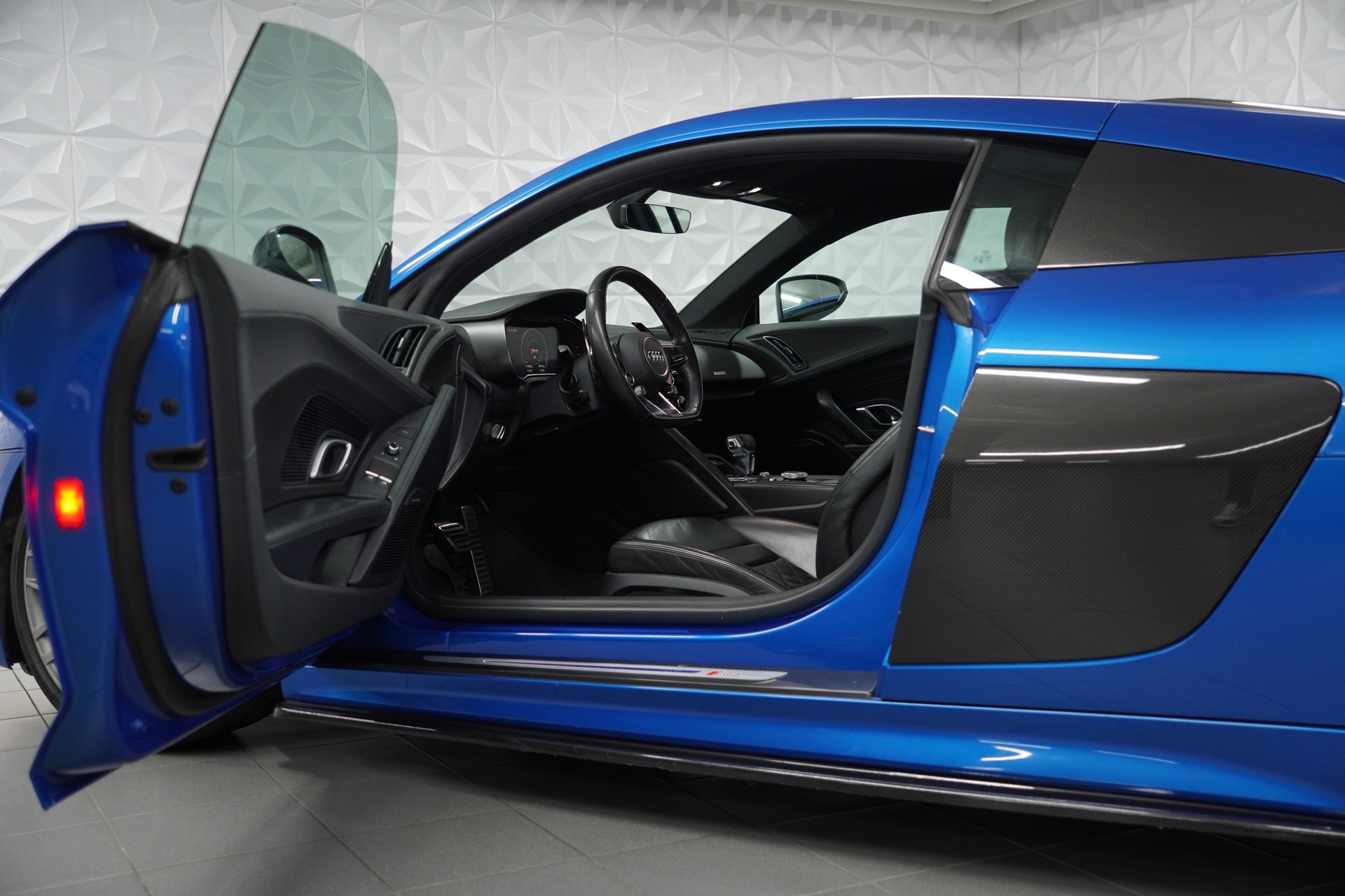 AUDI R8 Coupé 5.2 plus S-Tronic-image-10