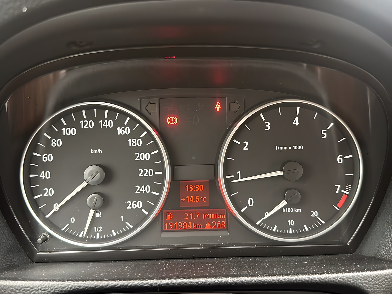 BMW 330i-image-13