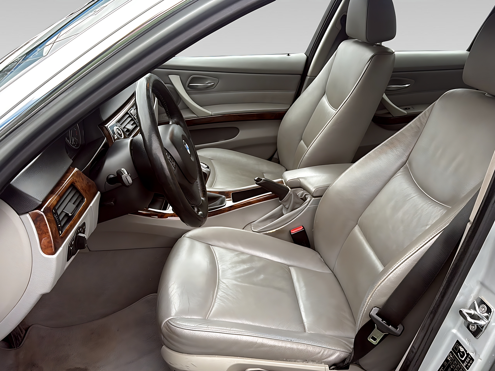 BMW 330i-image-8