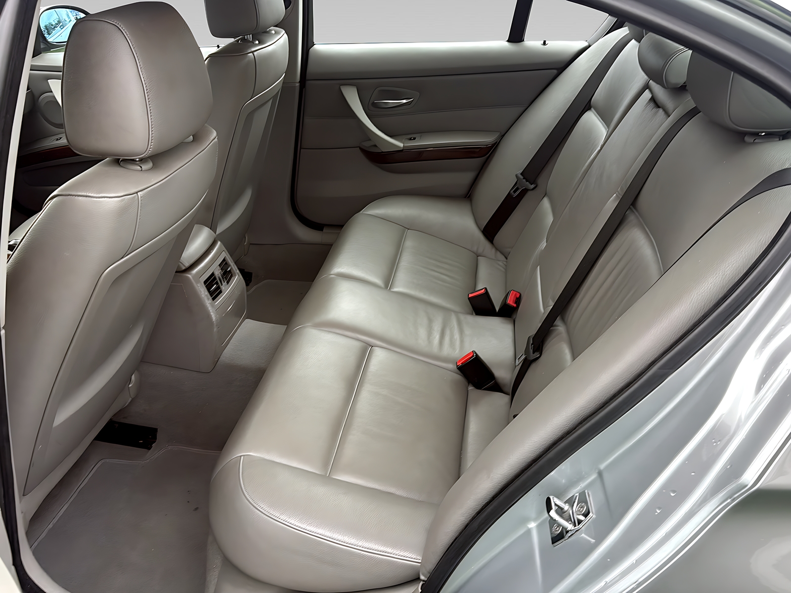 BMW 330i-image-11