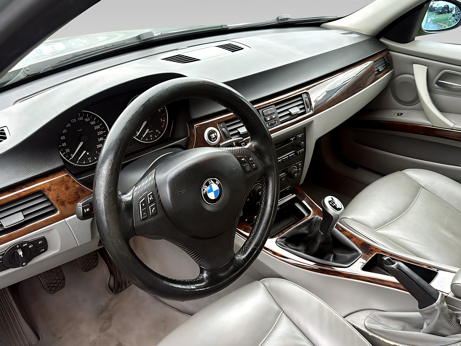 BMW 330i-image-9