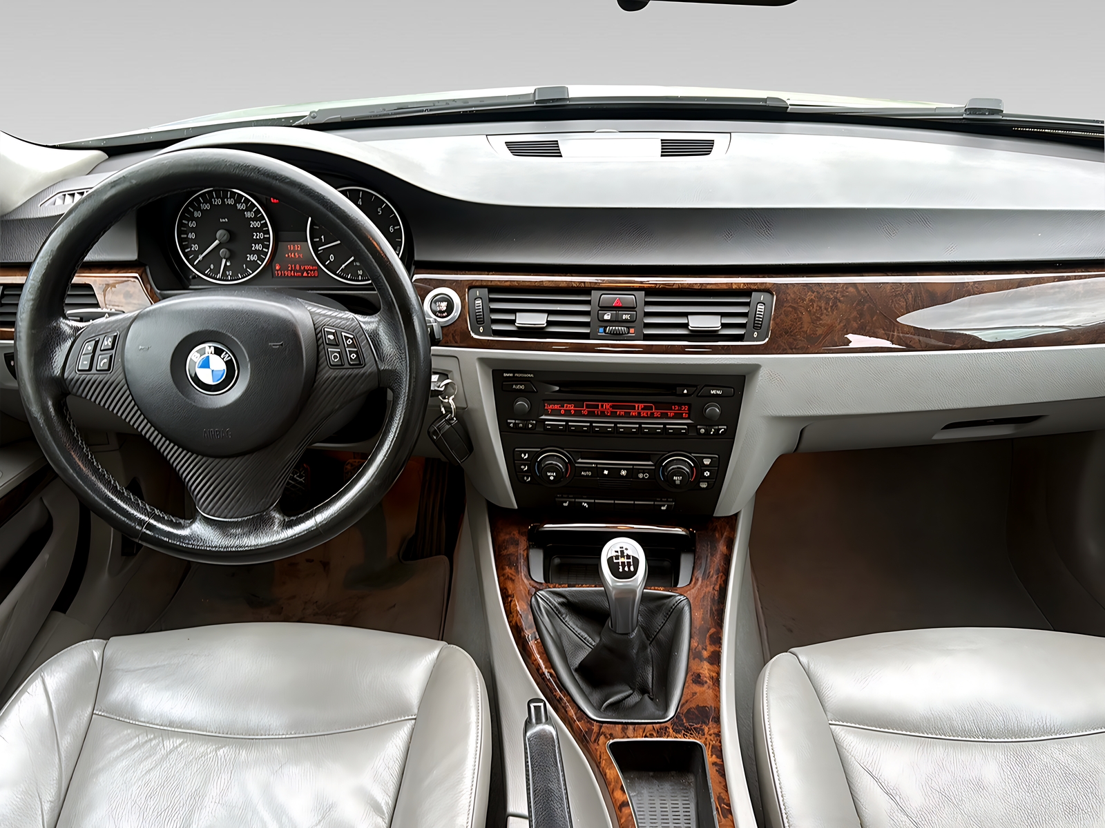 BMW 330i-image-10