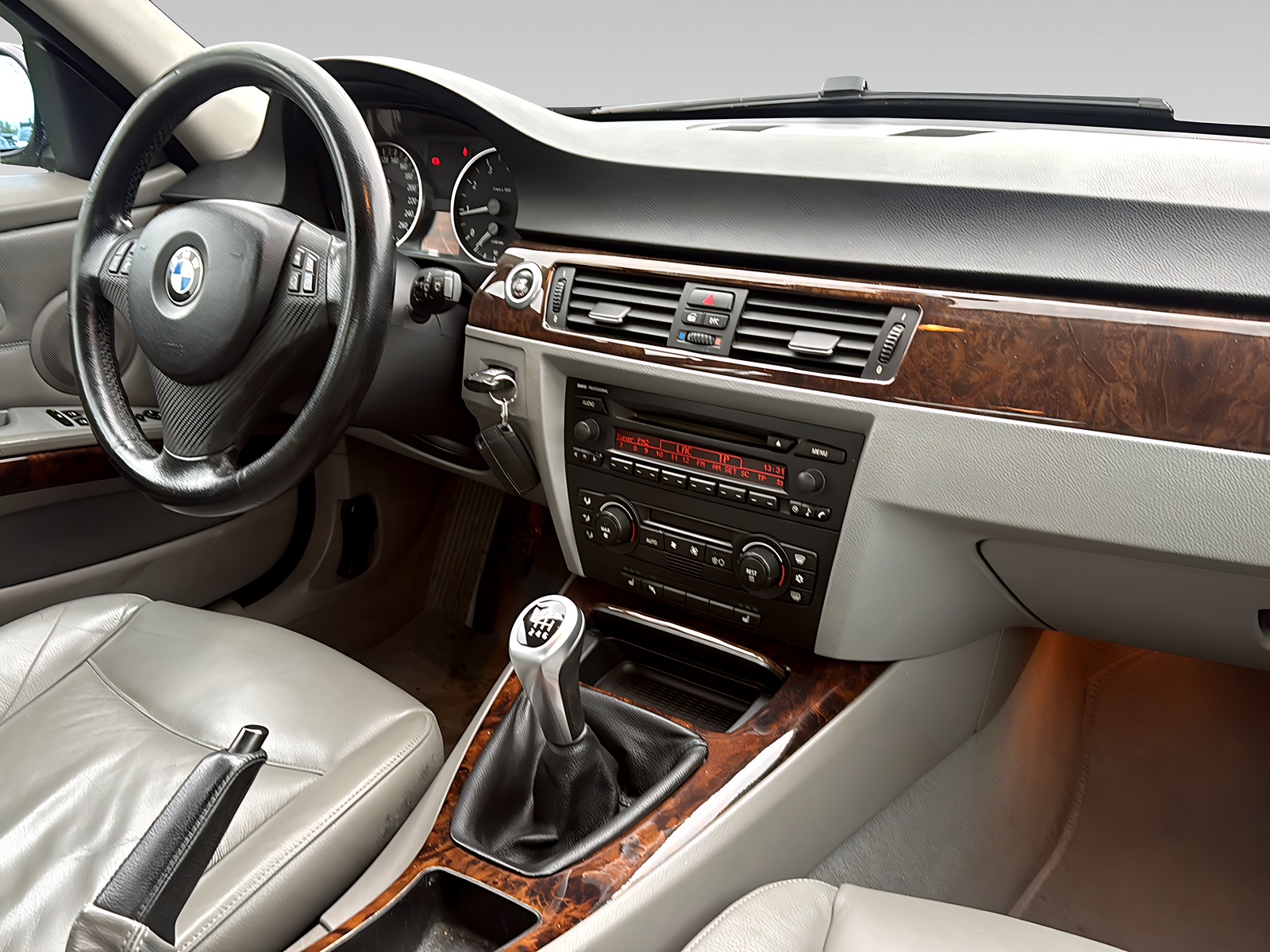 BMW 330i-image-12