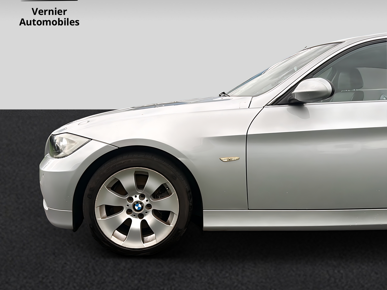 BMW 330i-image-6