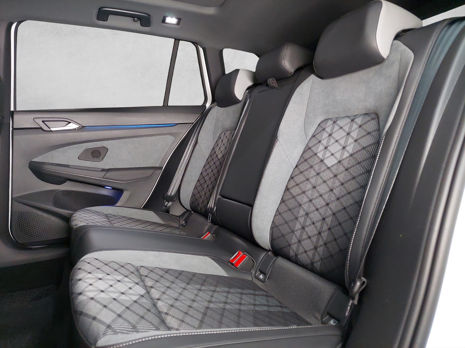 VW Golf Variant 1.5 eTSI mHEV R-Line-image-8