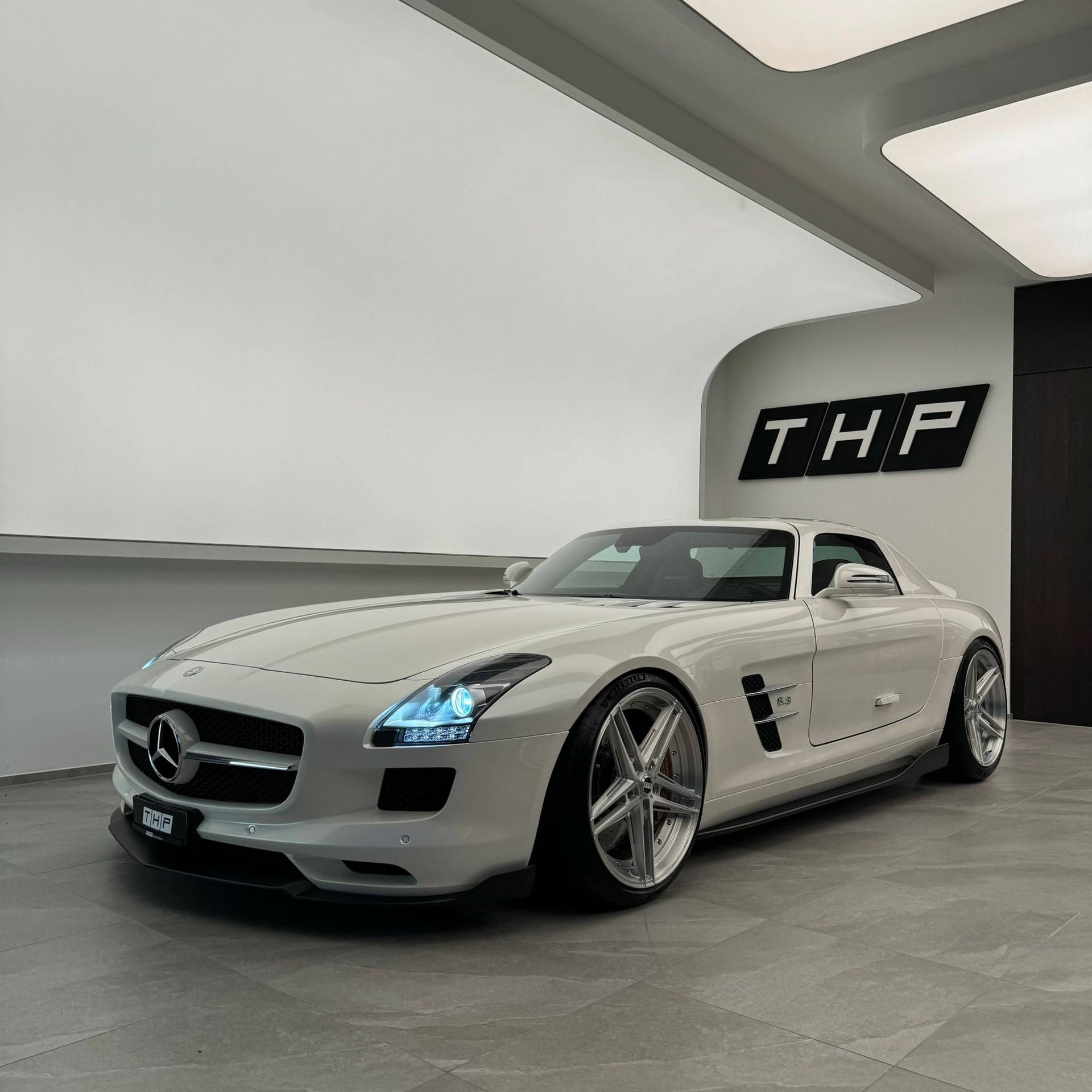 MERCEDES-BENZ SLS 63 AMG Speedshift RennTech-showroom-element-3