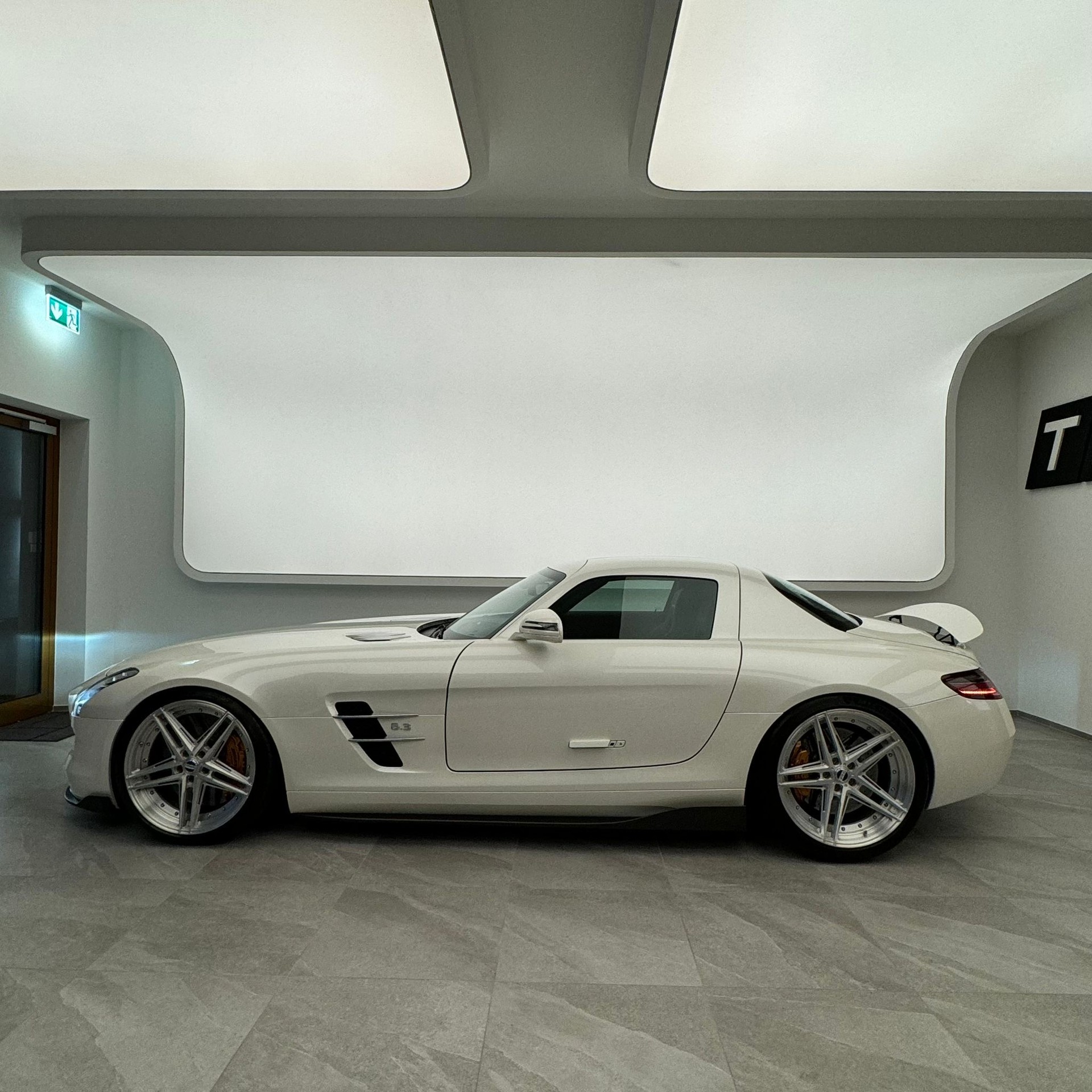 MERCEDES-BENZ SLS 63 AMG Speedshift RennTech-showroom-element-2