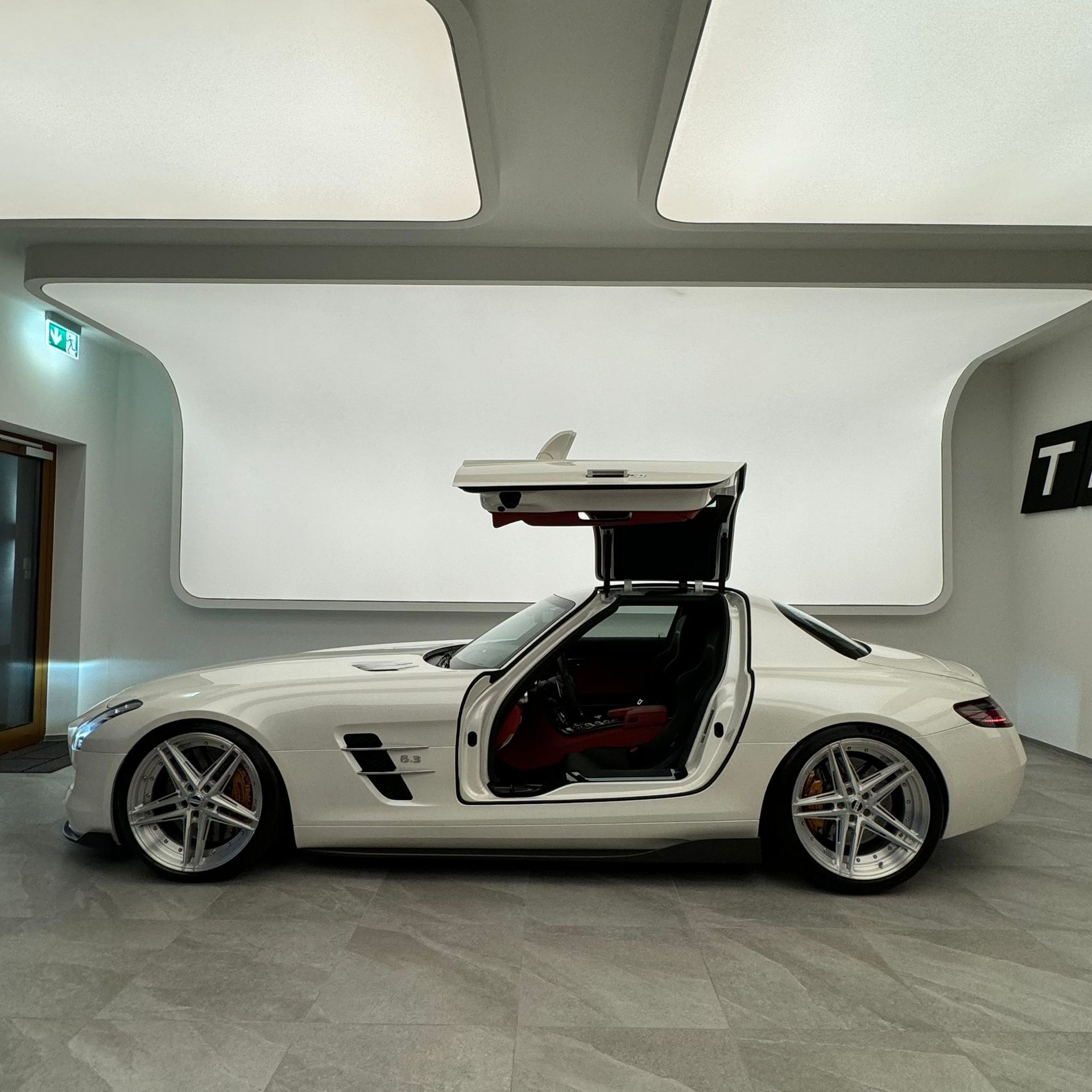 MERCEDES-BENZ SLS 63 AMG Speedshift RennTech-showroom-element-1