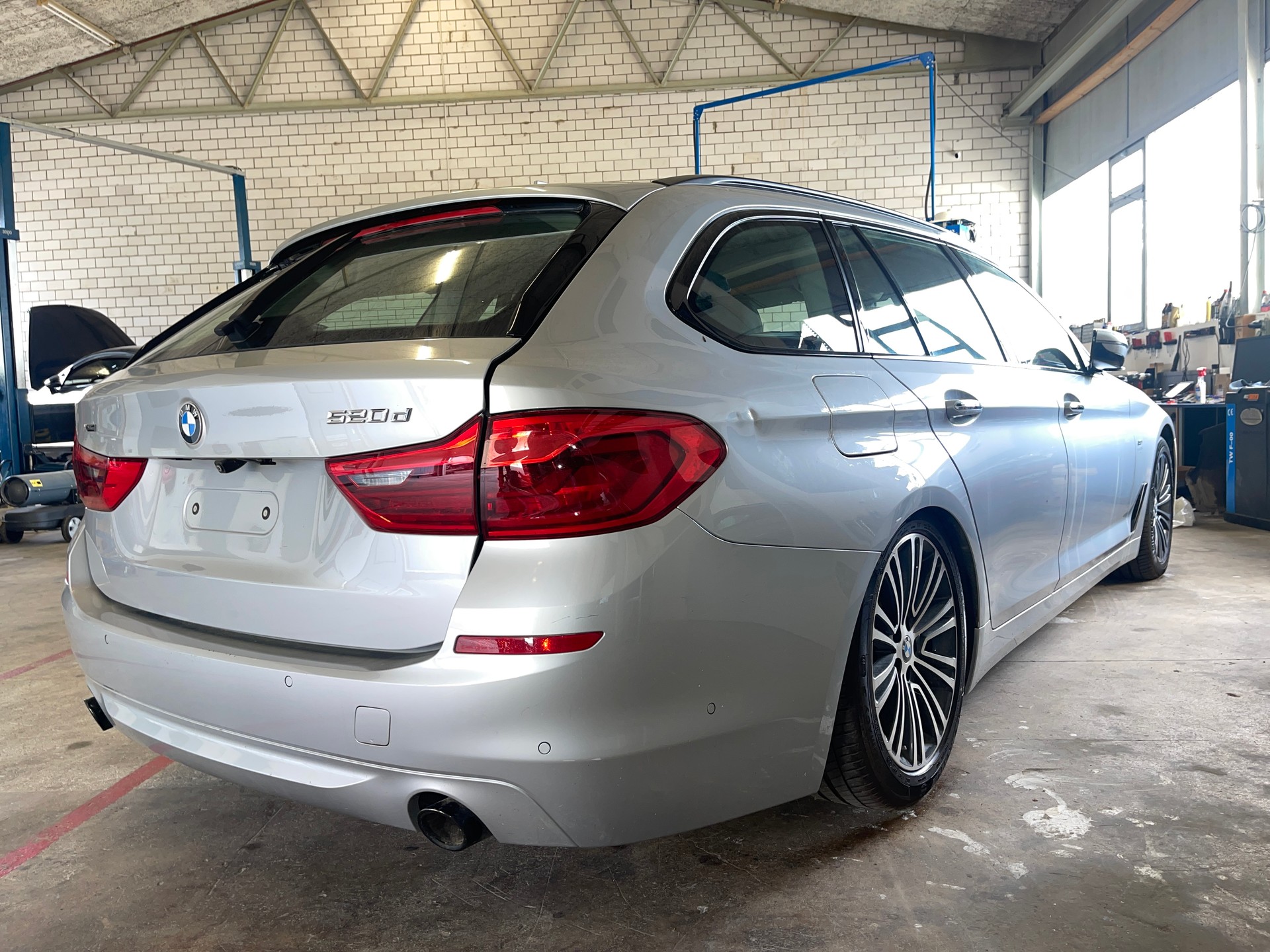 BMW 520d xDrive Touring Sport Line Steptronic - EXPORT-image-0