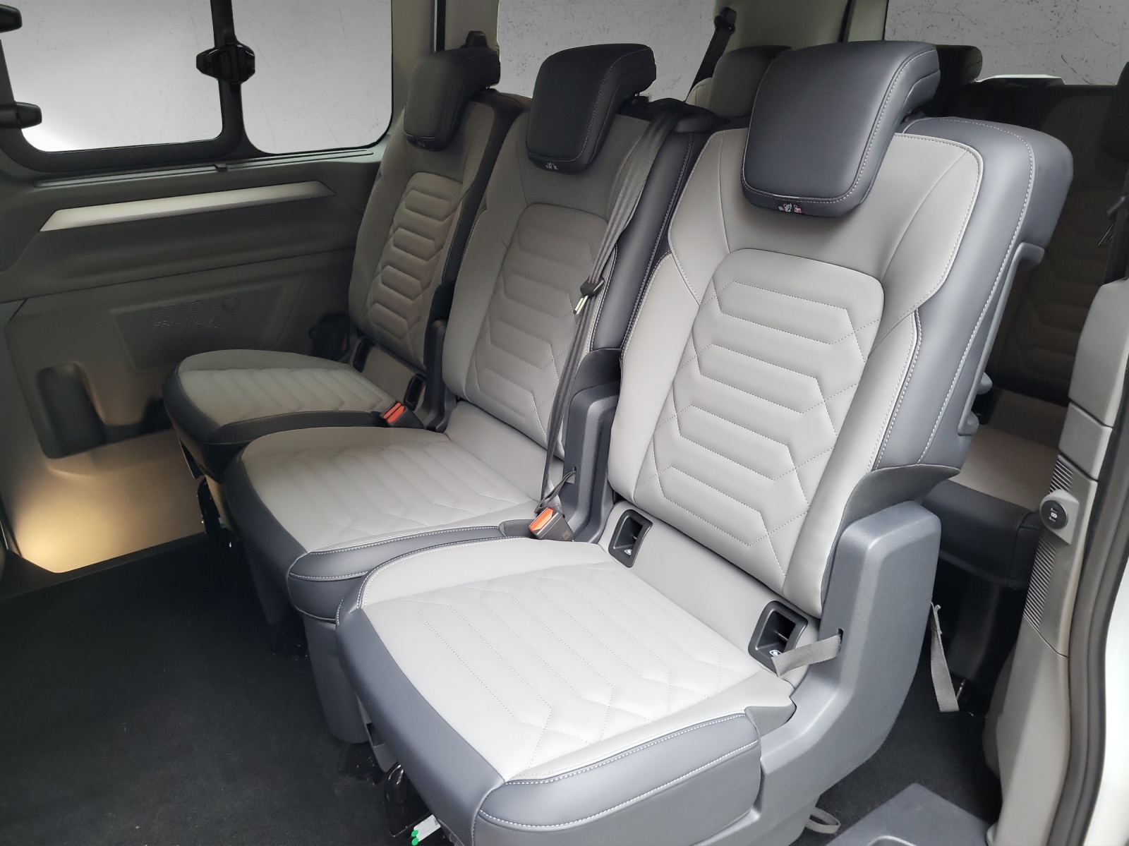 VW Caravelle BEV Elektro 218PS 8Plätze-image-16