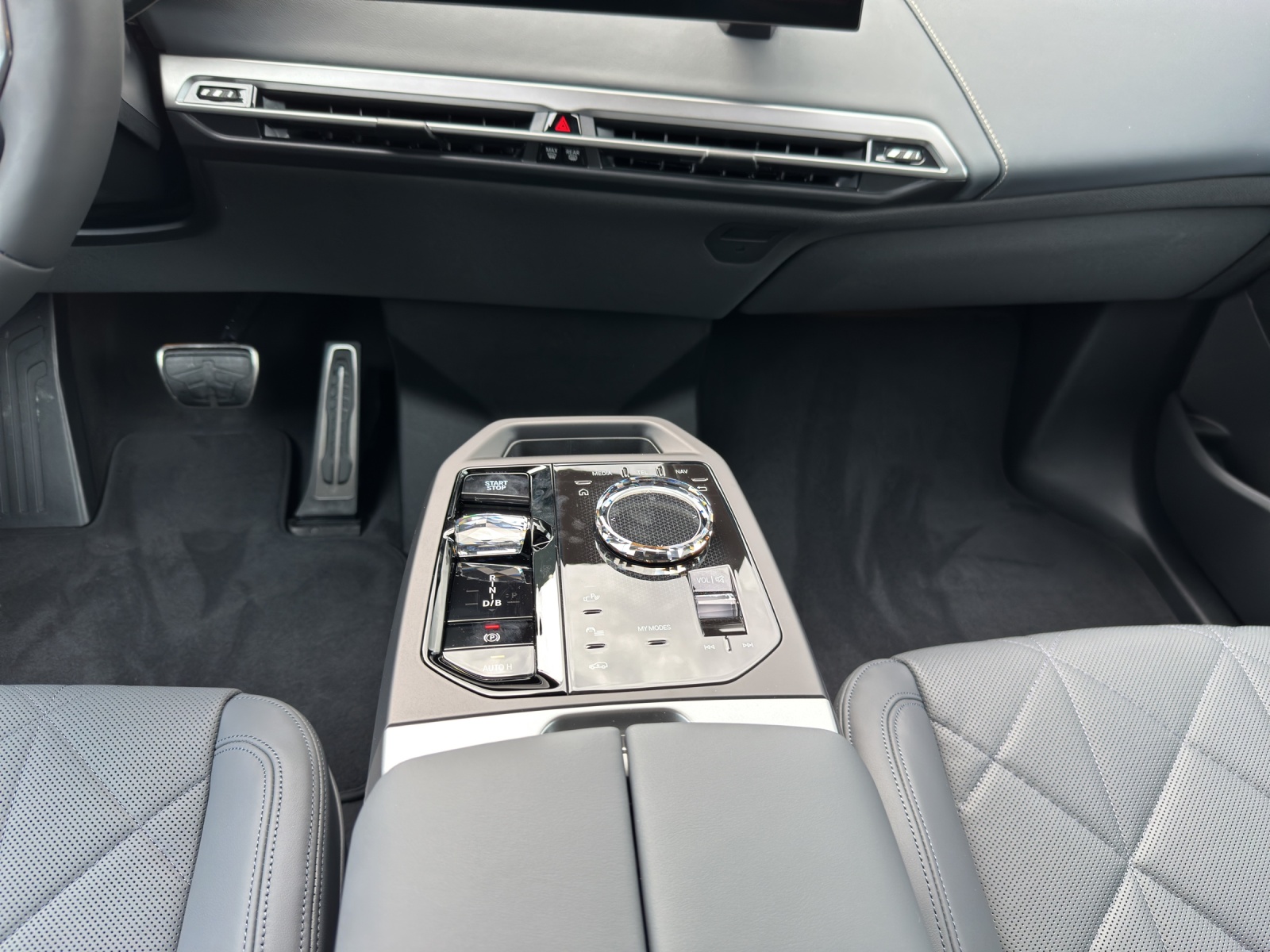BMW iX xDrive45 M Sport Pro-image-12