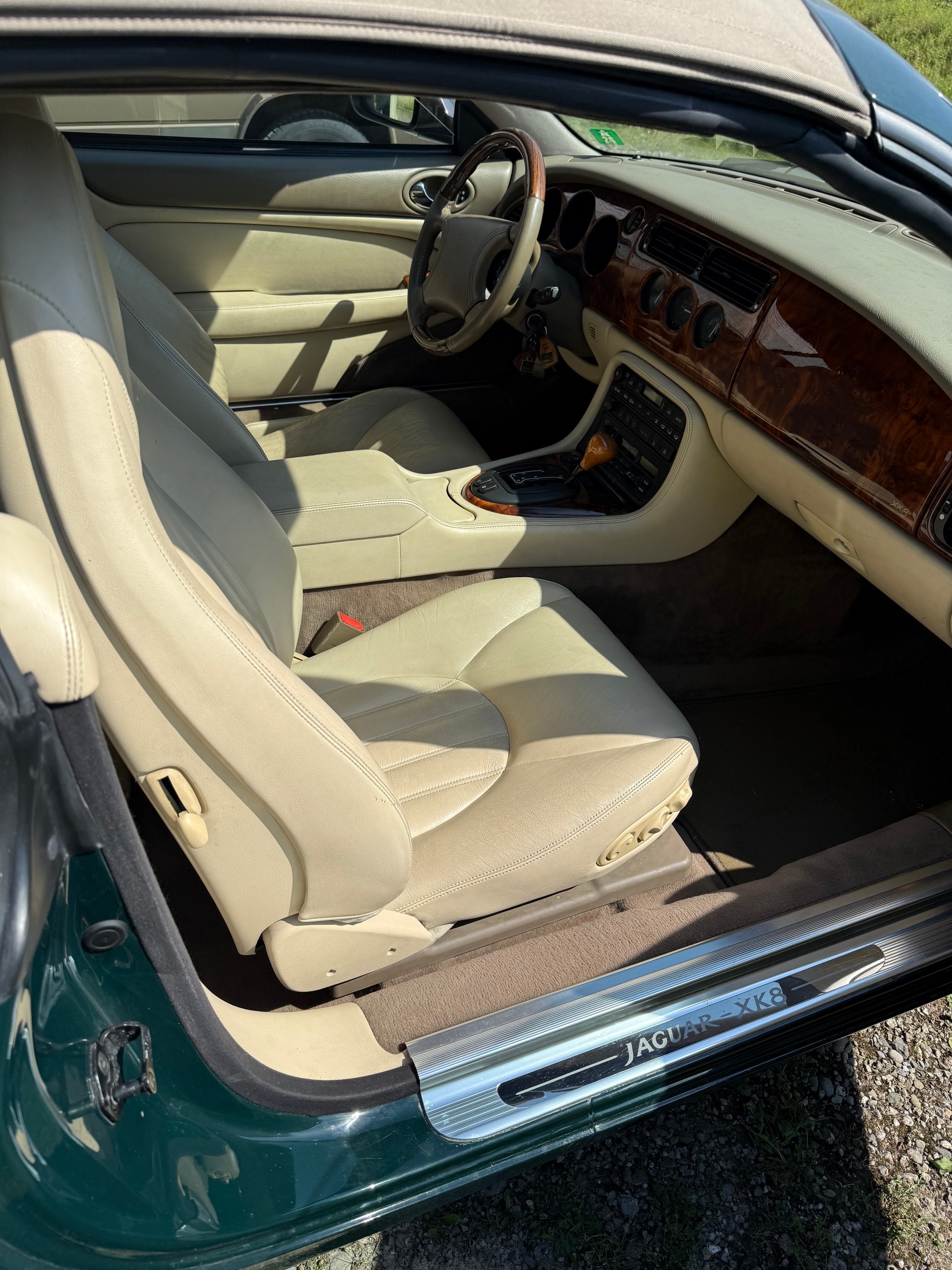 JAGUAR XK8 Convertible-image-1