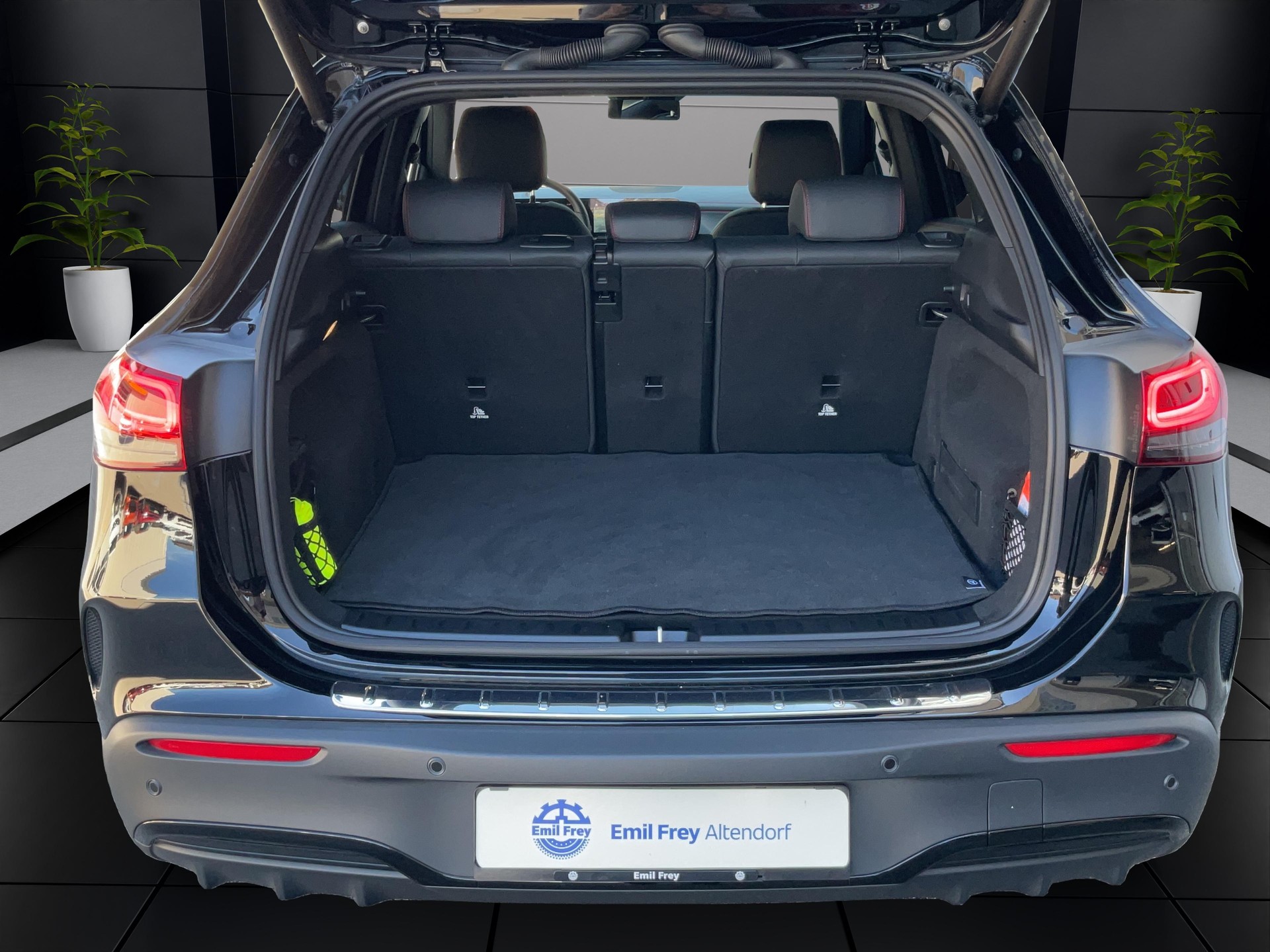 MERCEDES-BENZ EQA 350 4MATIC AMG Line-image-8