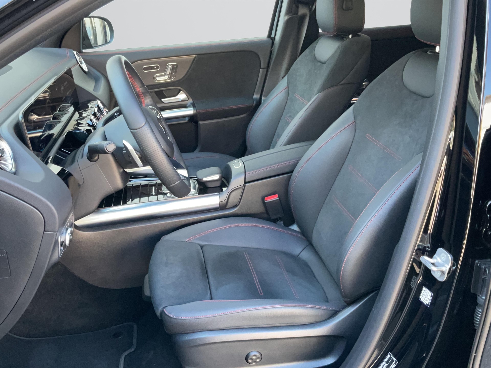 MERCEDES-BENZ EQA 350 4MATIC AMG Line-image-5