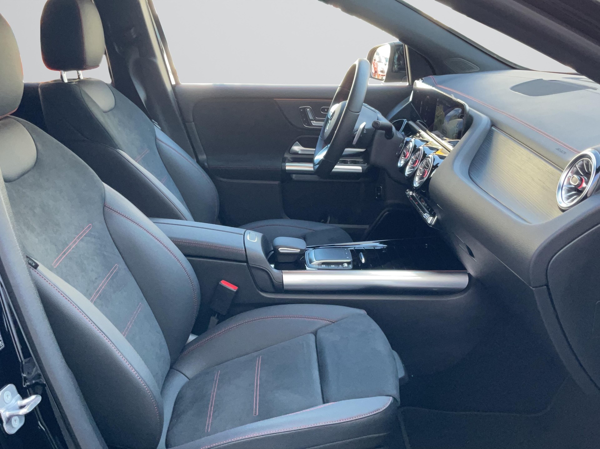 MERCEDES-BENZ EQA 350 4MATIC AMG Line-image-6