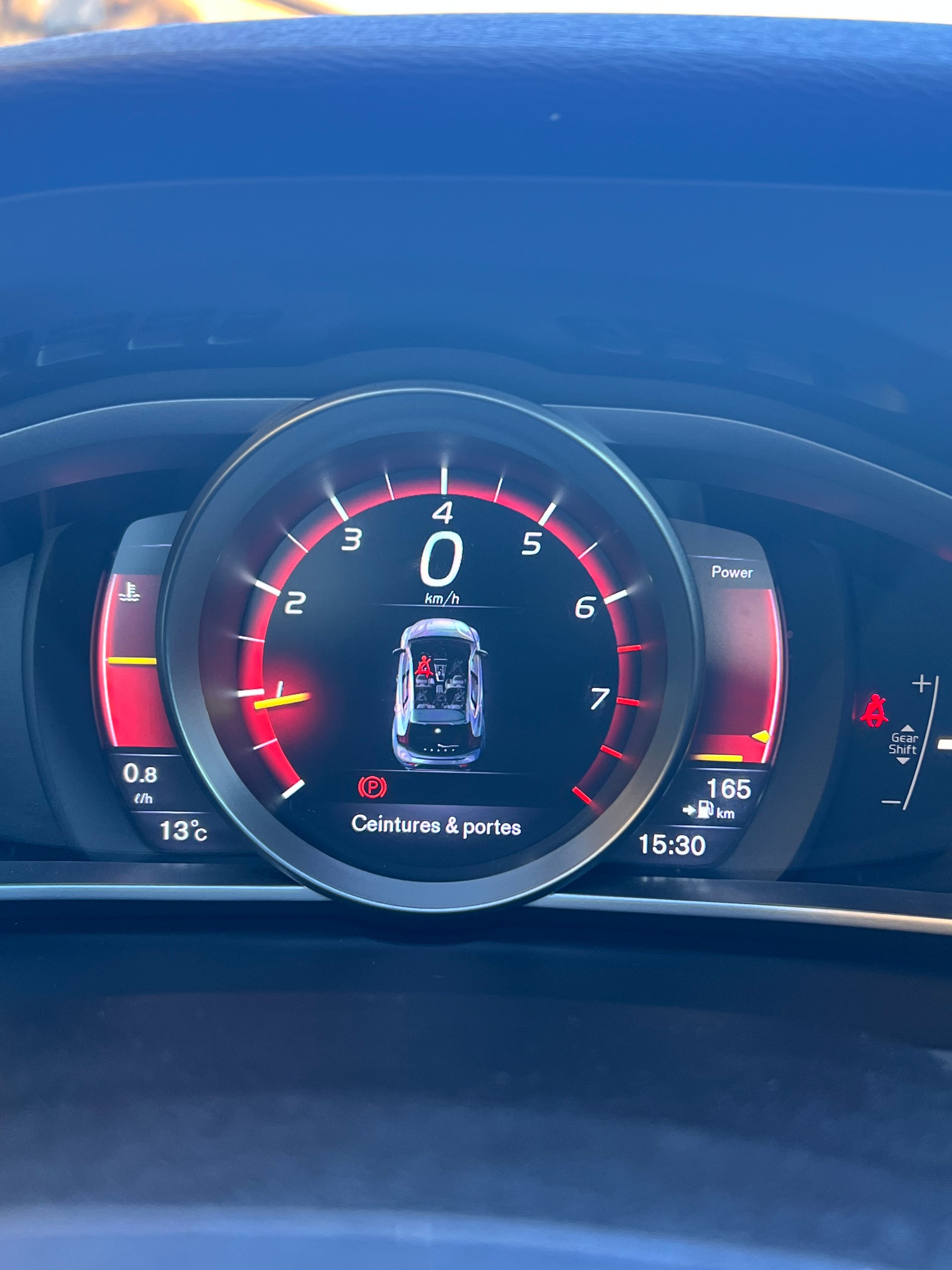 VOLVO V40 T3 Kinetic R-Design-image-4
