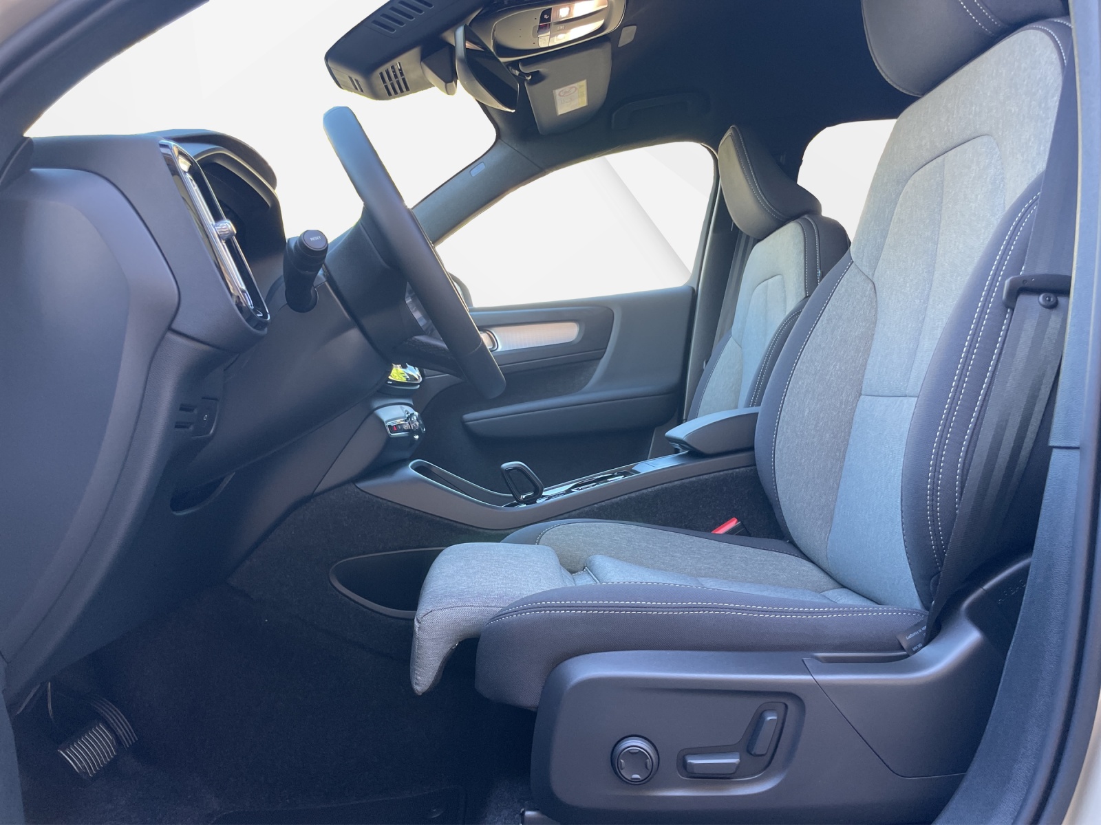 VOLVO XC40 2.0 B4 MH Plus Dark-image-9