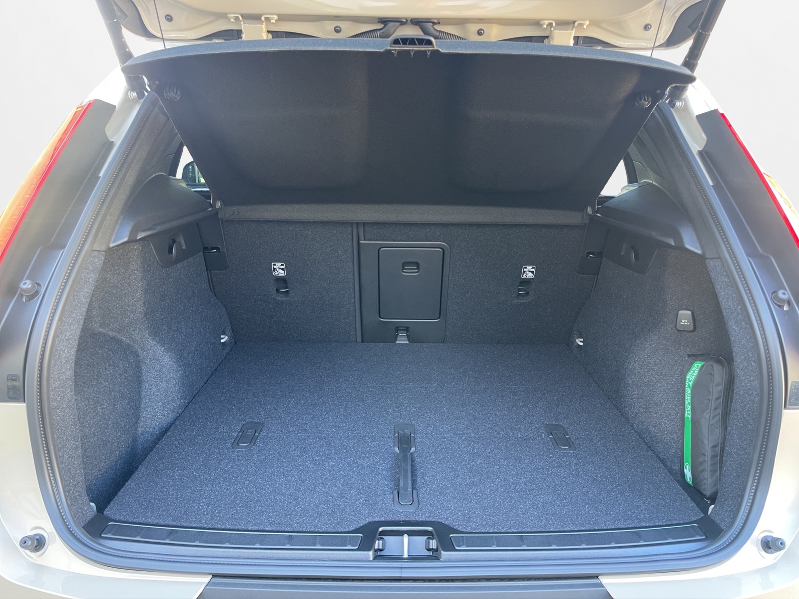 VOLVO XC40 2.0 B4 MH Plus Dark-image-14
