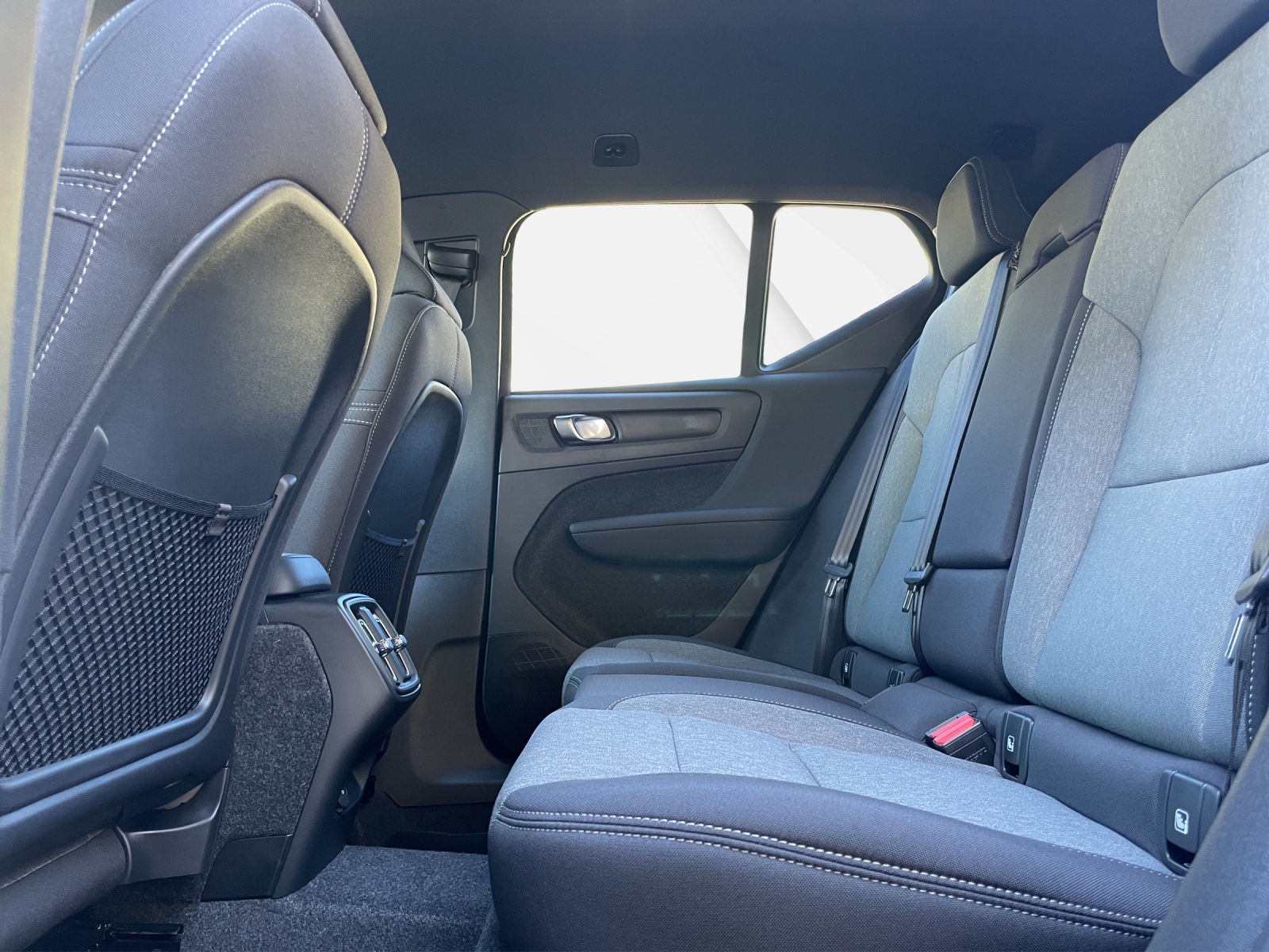 VOLVO XC40 2.0 B4 MH Plus Dark-image-13