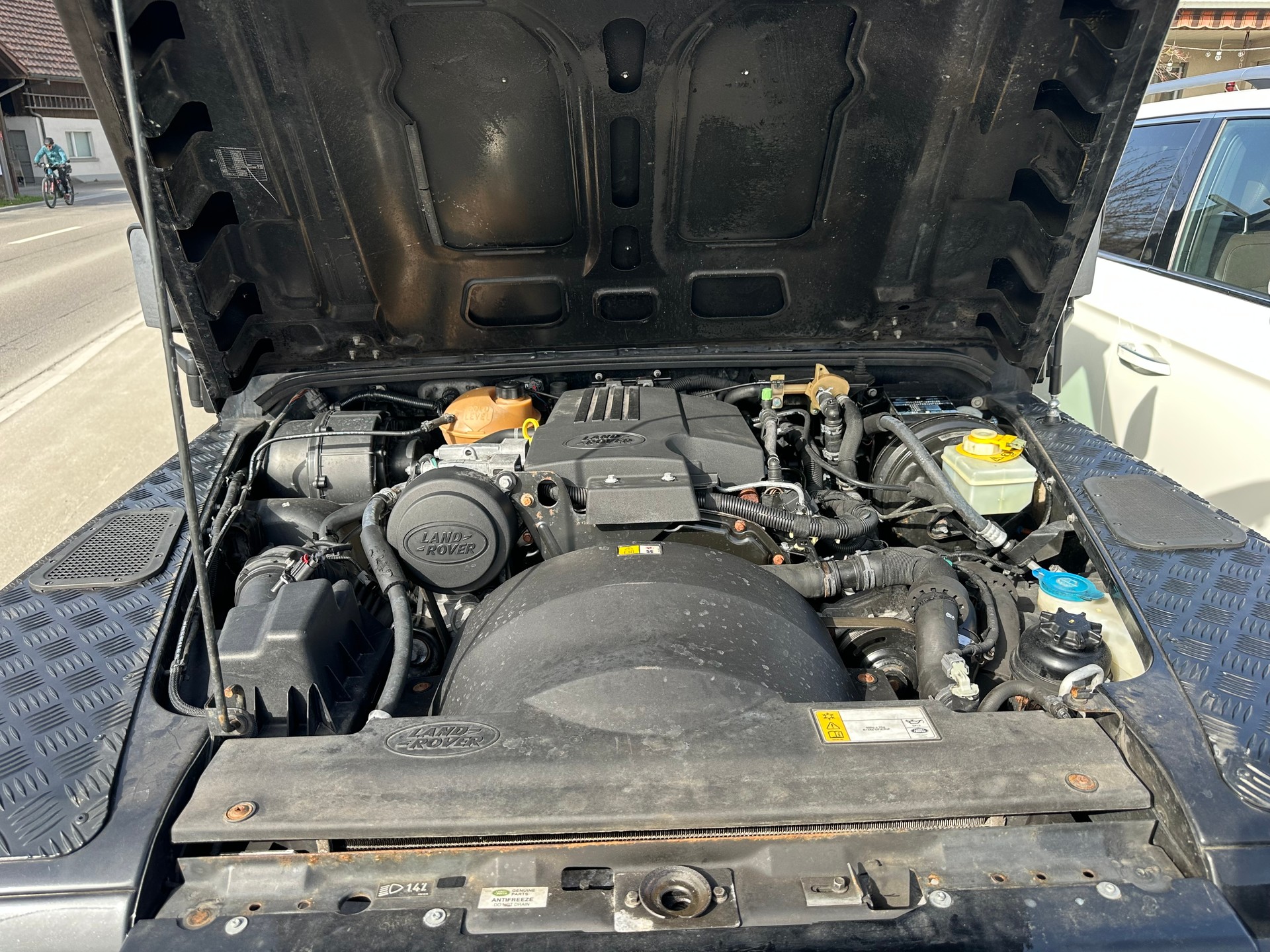 LAND ROVER Defender 110 2.2 TD4 Station Wagon-image-8