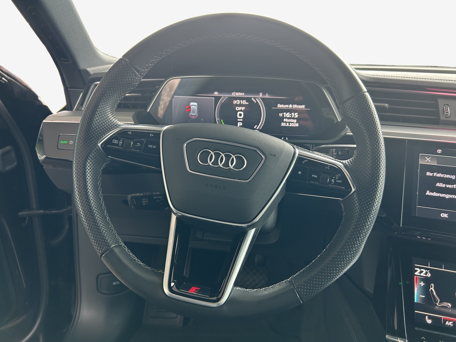 AUDI e-tron 55 S Line Black Edition quattro-image-10