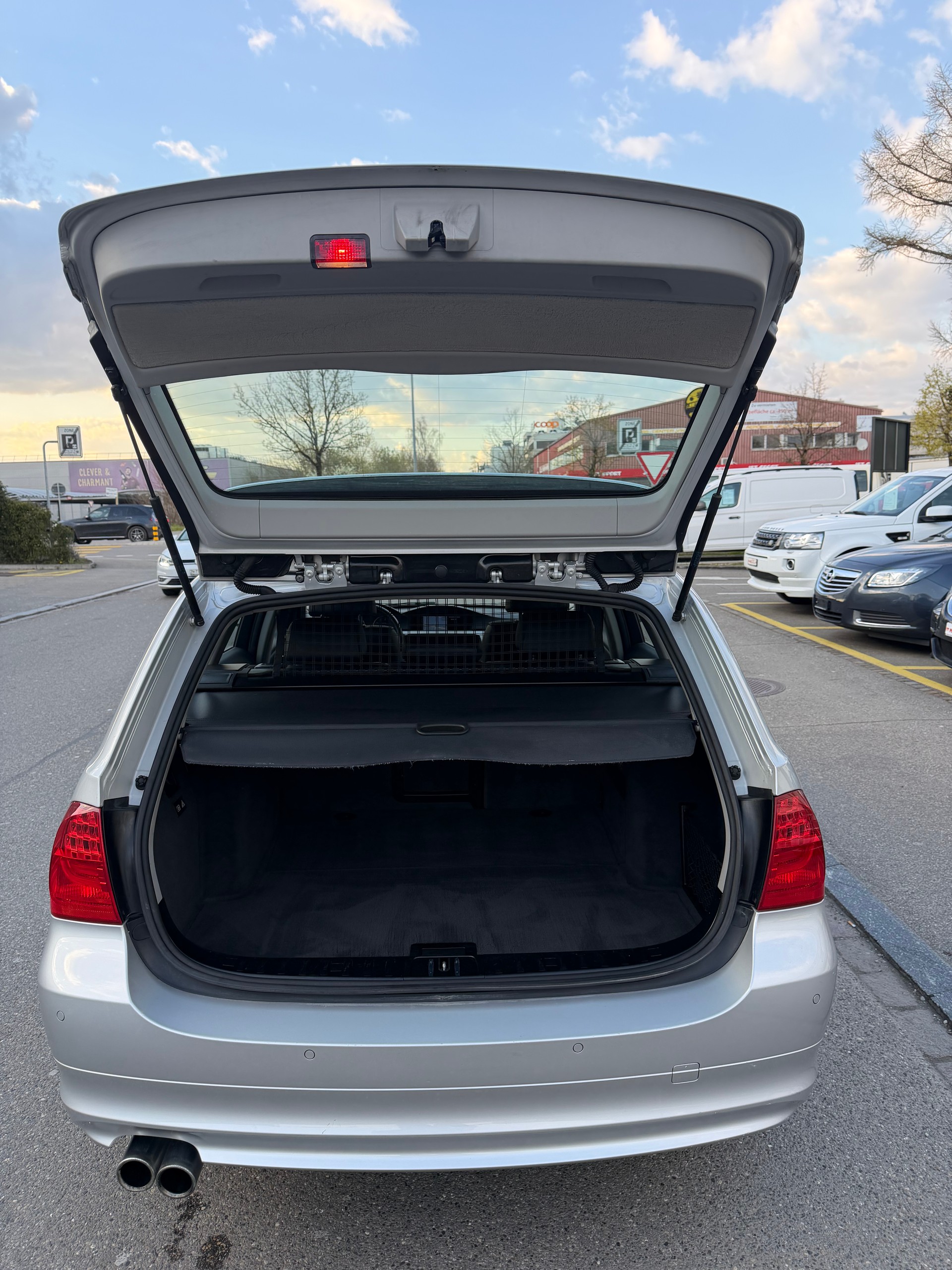 BMW 330i xDrive Touring Steptronic-image-11