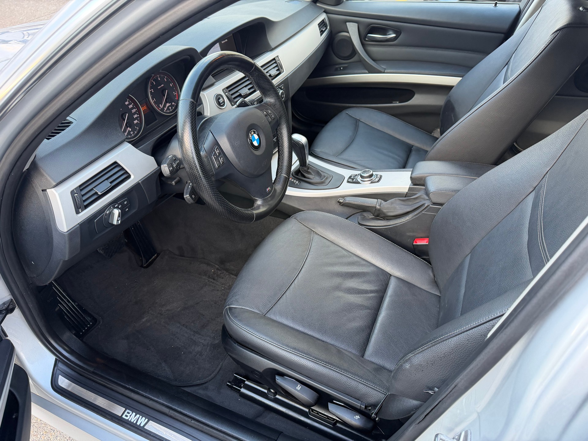 BMW 330i xDrive Touring Steptronic-image-7