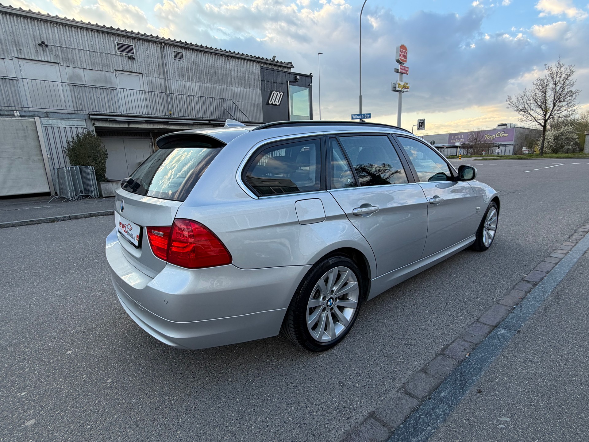 BMW 330i xDrive Touring Steptronic-image-4