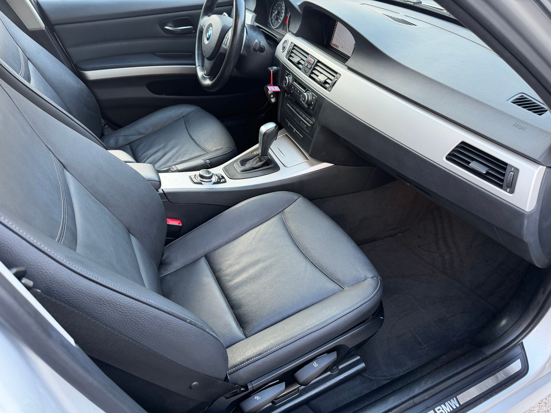 BMW 330i xDrive Touring Steptronic-image-13