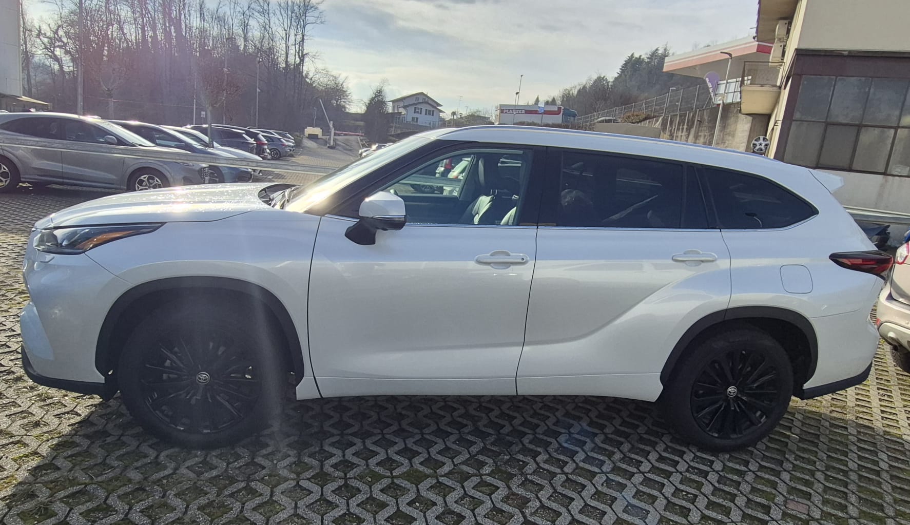 TOYOTA Highlander 2.5 HSD Premium e-CVT-image-2