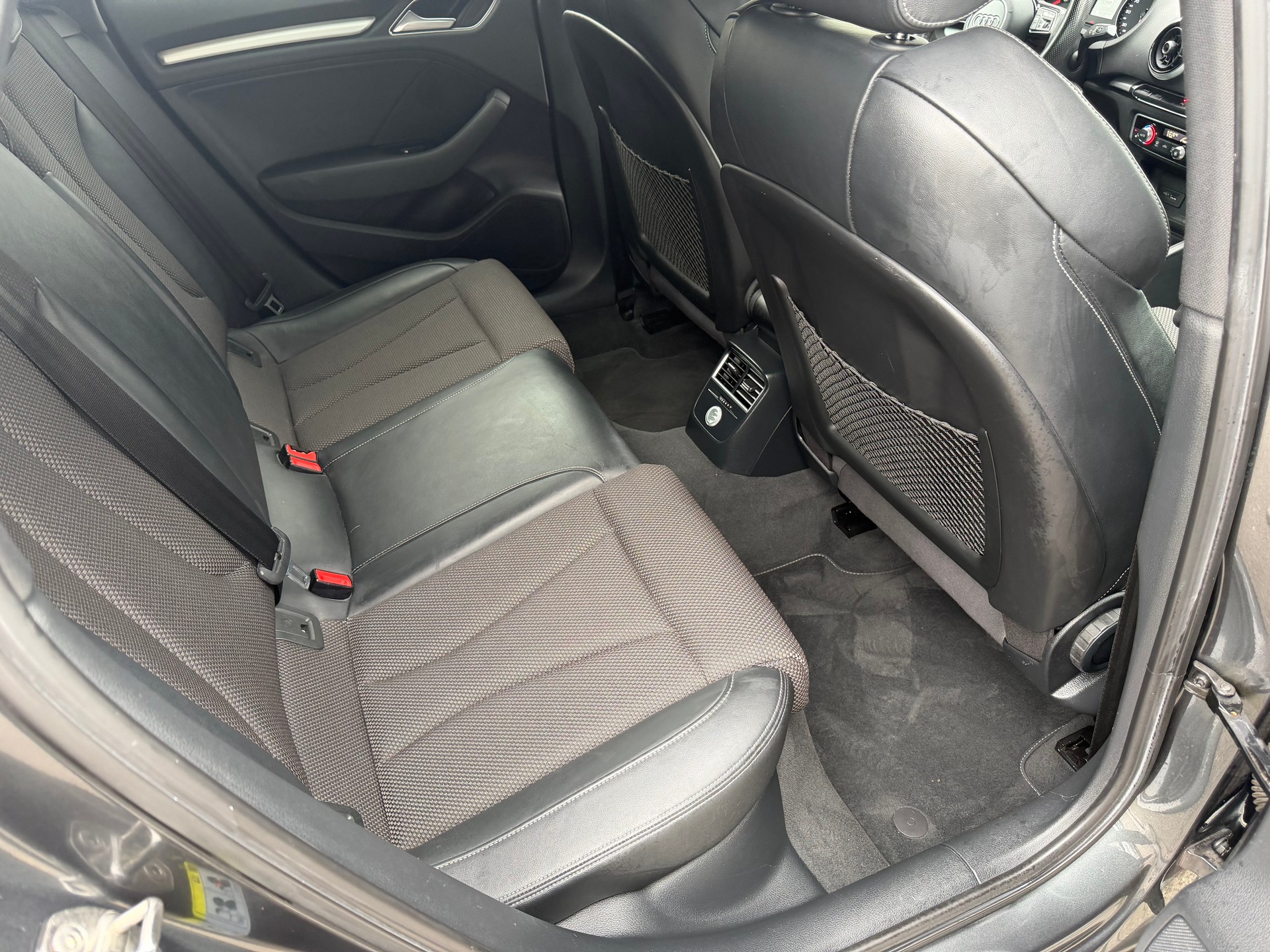 AUDI A3 Sportback 2.0 TDI Sport-image-13