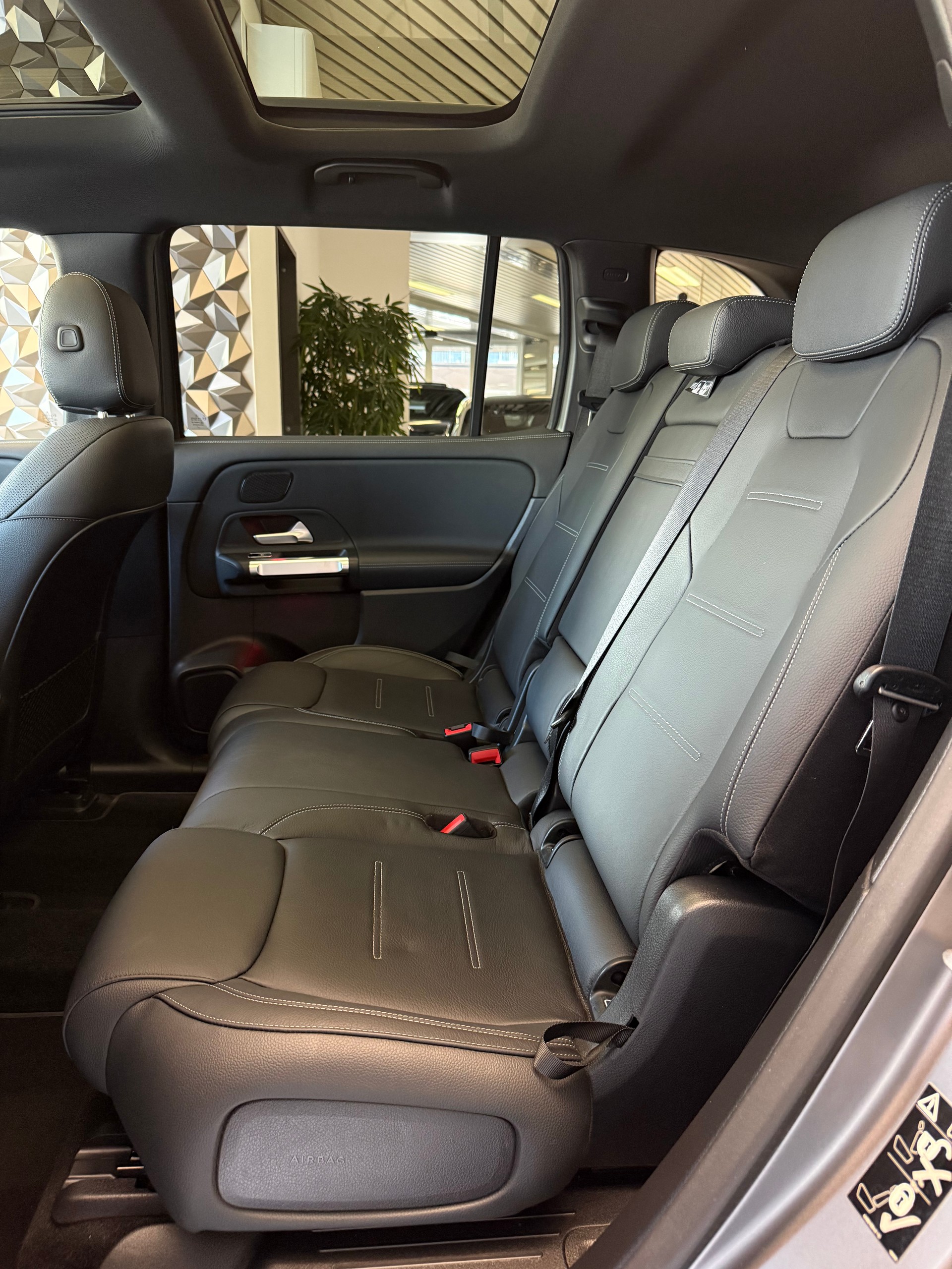 MERCEDES-BENZ EQB 350 AMG Line 4Matic | CH-Fahrzeug | SOH 96.5%-image-10
