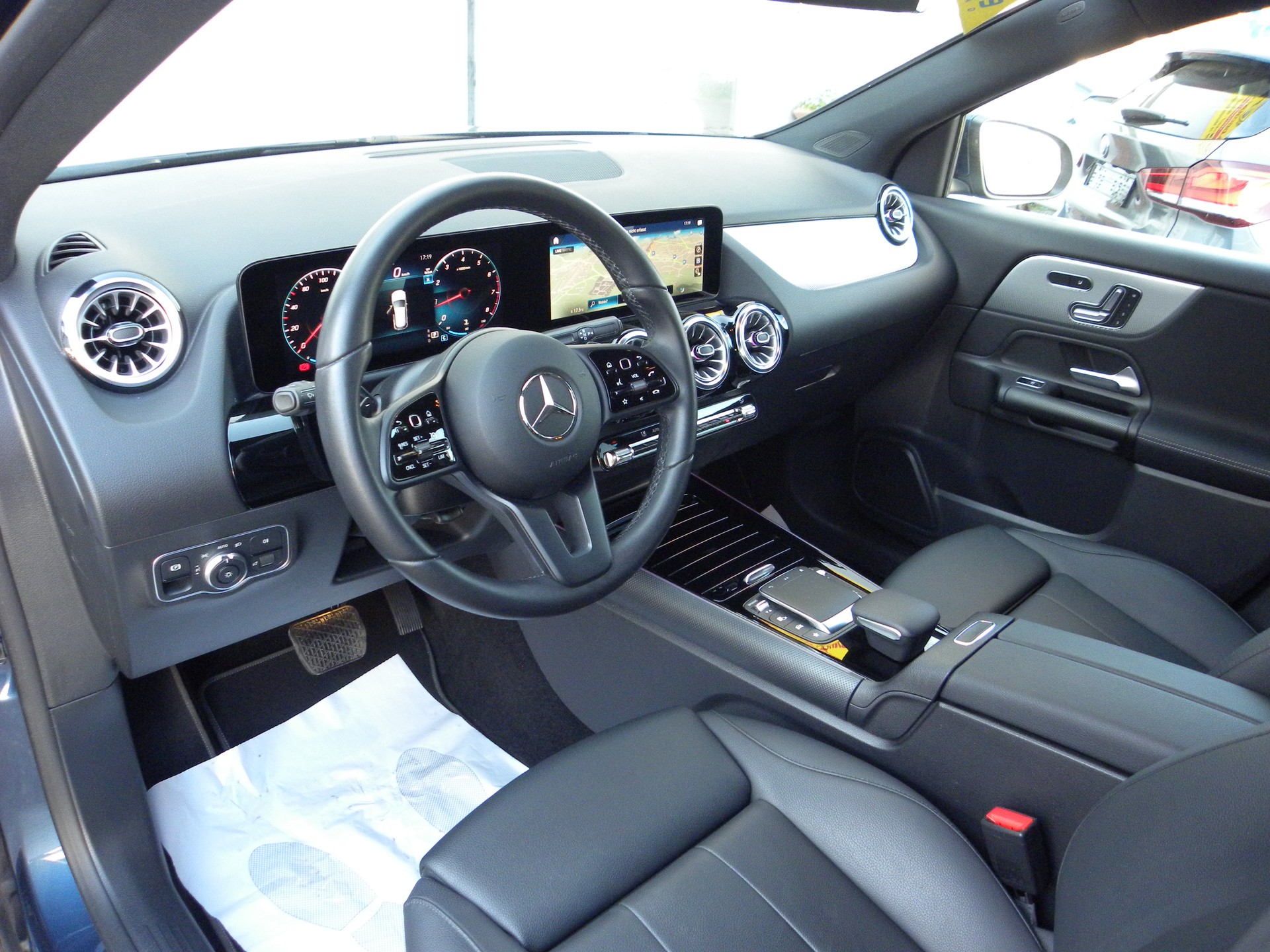 MERCEDES-BENZ GLA 200 4Matic Style 8G-DCT-image-5