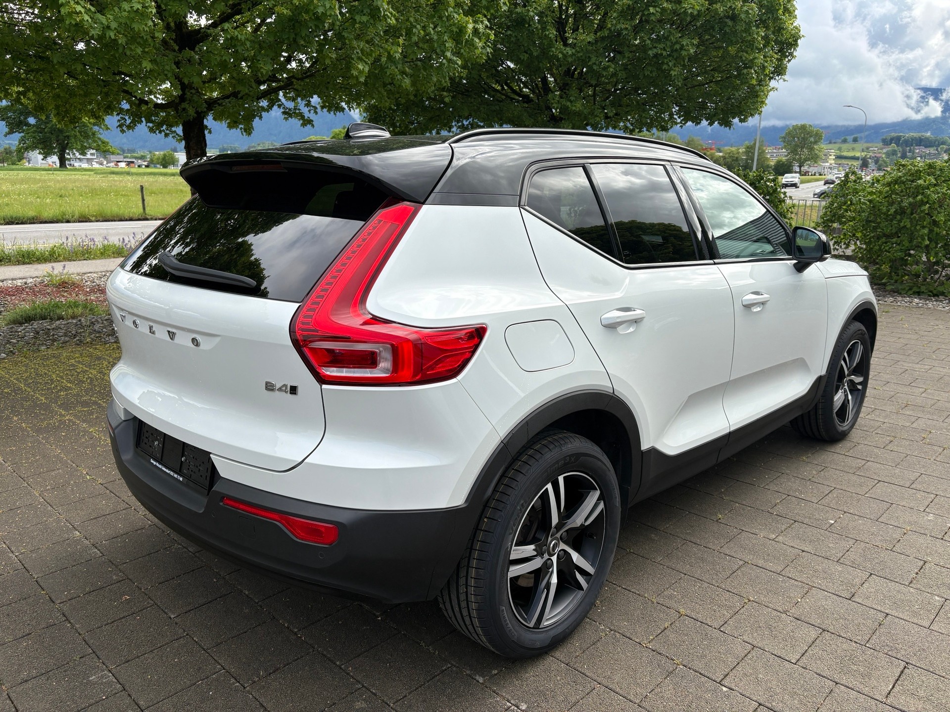 VOLVO XC40 B4 Benzin Mild Hybrid AWD R-Design Geartronic-image-3