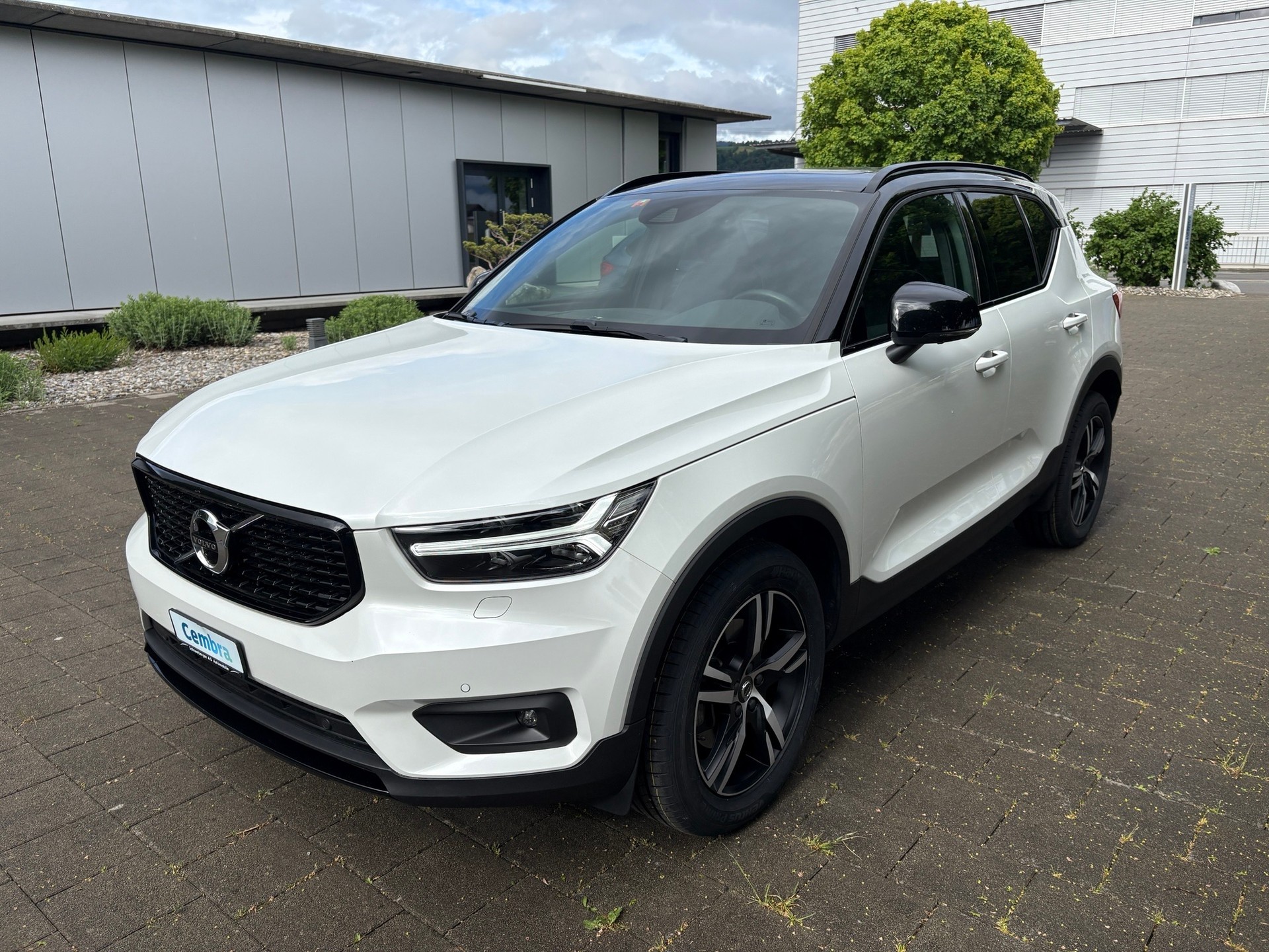 VOLVO XC40 B4 Benzin Mild Hybrid AWD R-Design Geartronic-image-1