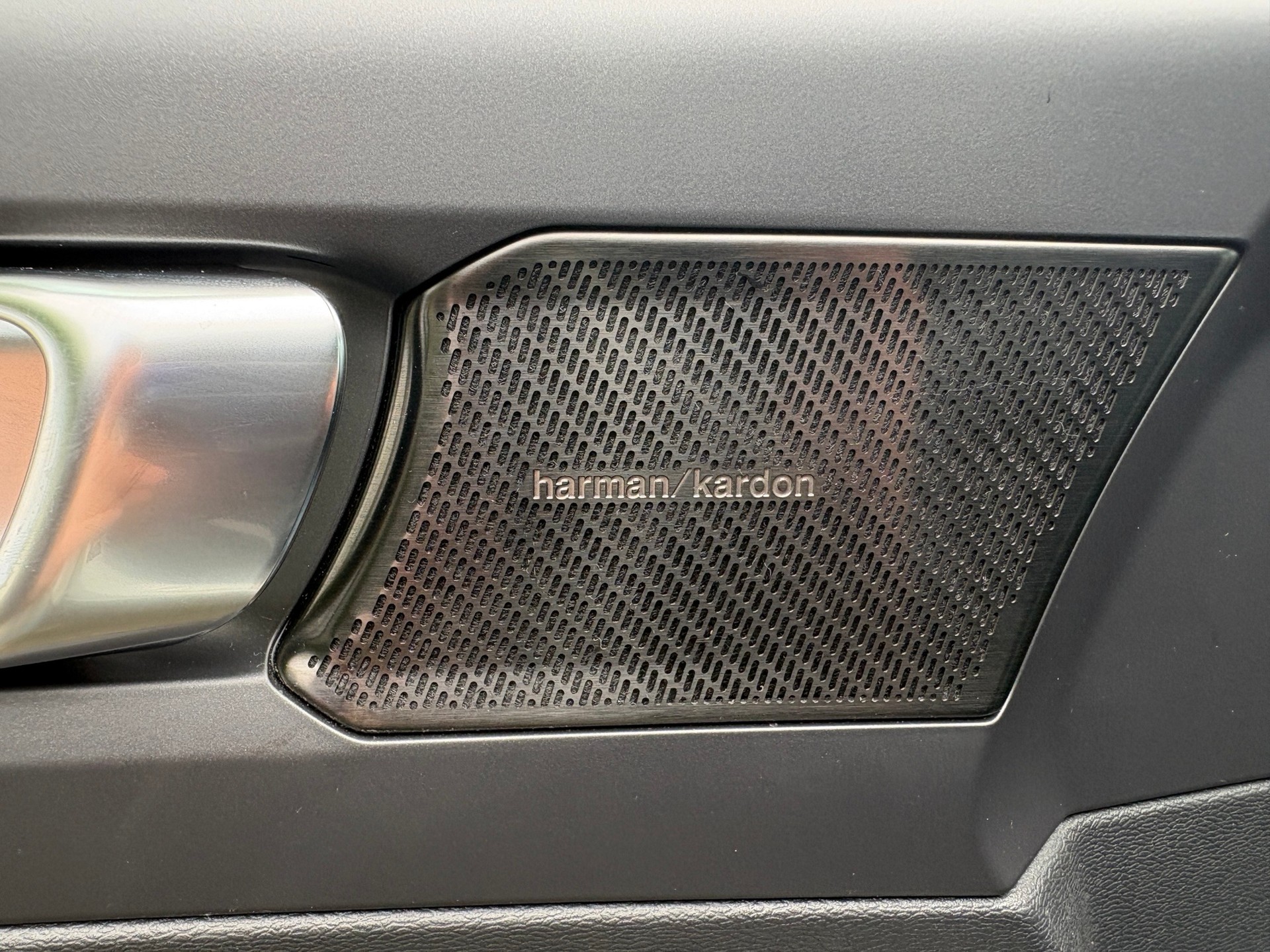 VOLVO XC40 B4 Benzin Mild Hybrid AWD R-Design Geartronic-image-13