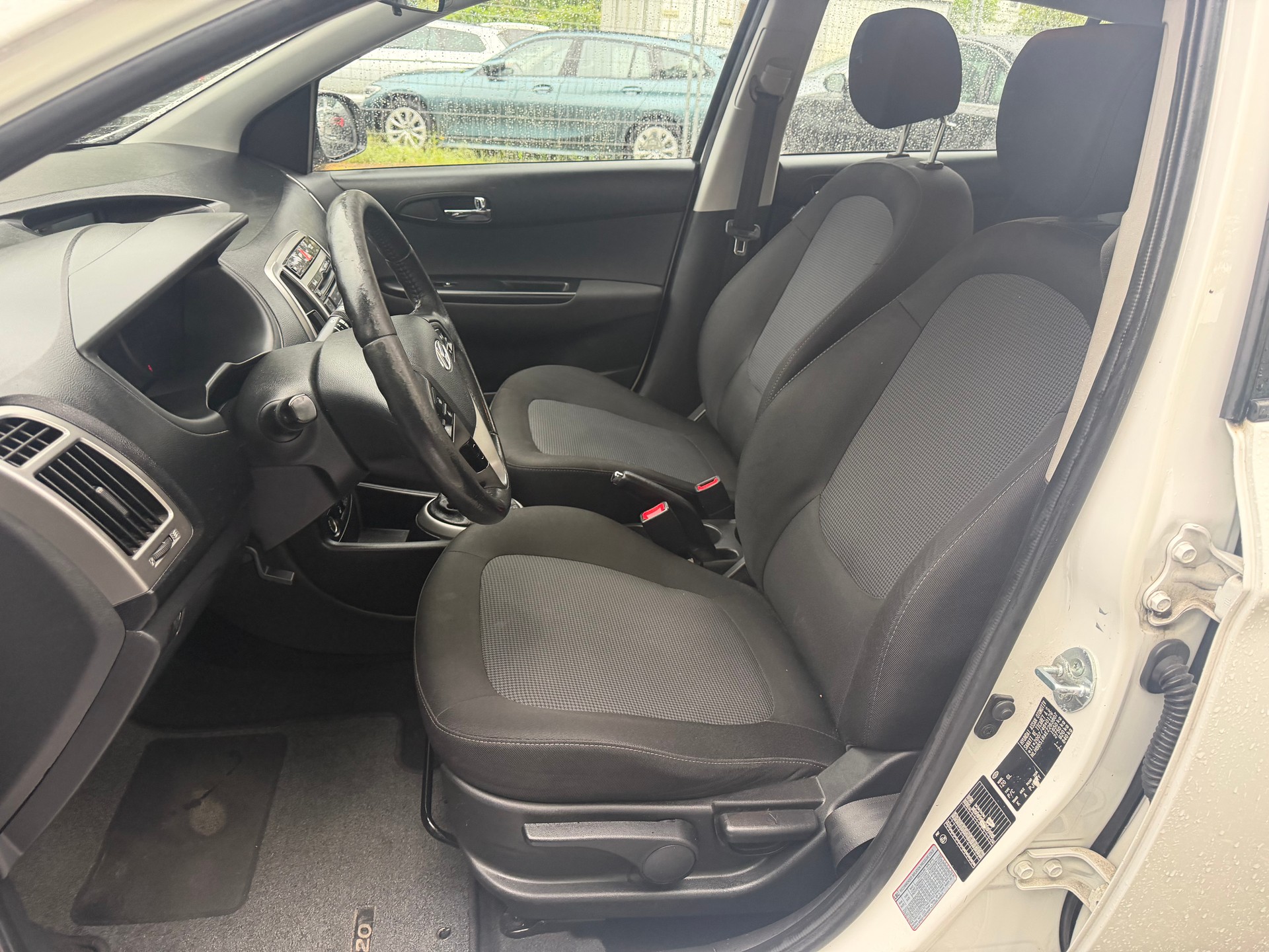 HYUNDAI i20 1.4 CRDi Premium ** Klimaanlage ** Tempomat ** PDC H ** 10x Airbag ** Ab MFK 22.10.2025-image-2