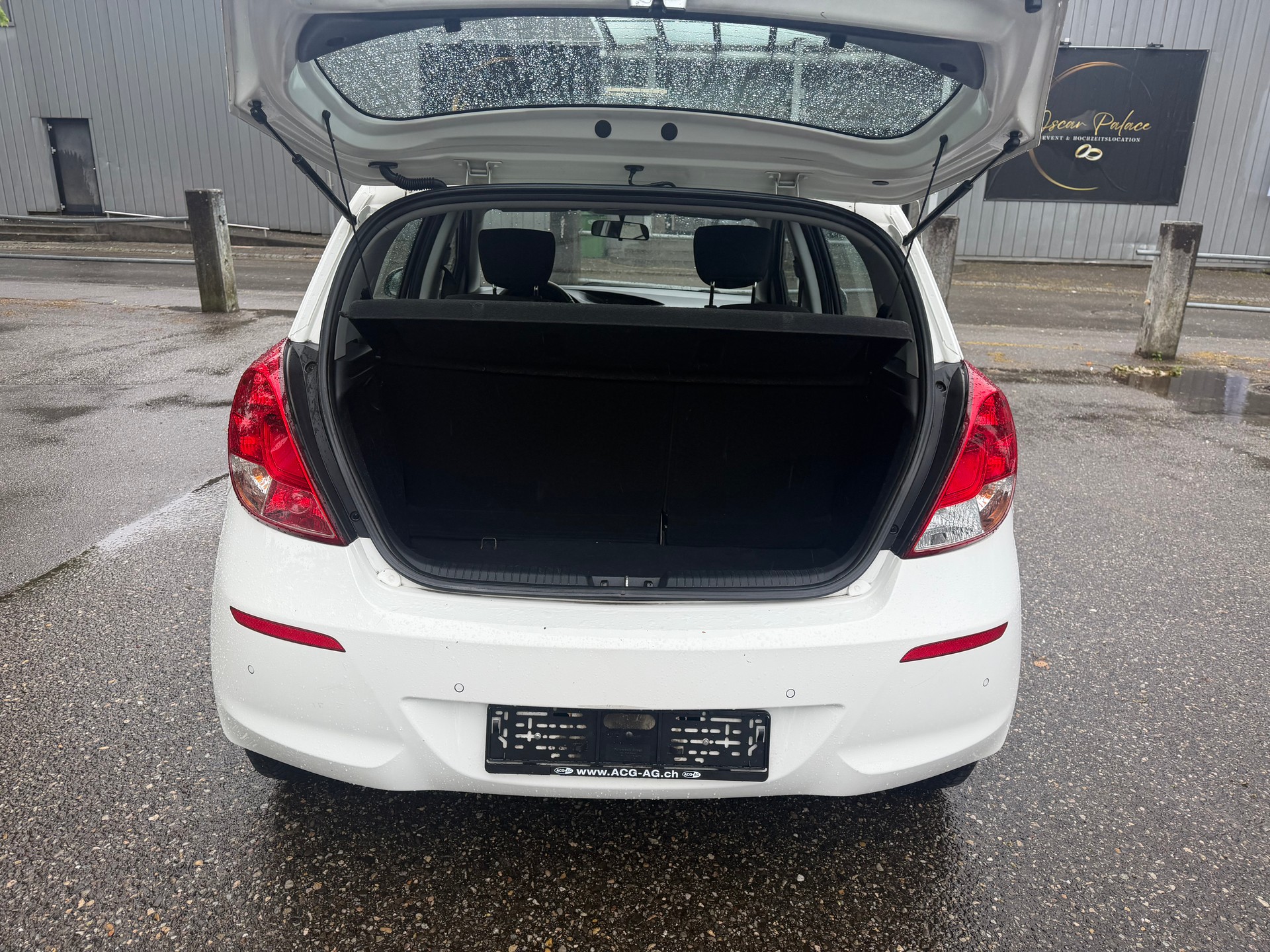 HYUNDAI i20 1.4 CRDi Premium ** Klimaanlage ** Tempomat ** PDC H ** 10x Airbag ** Ab MFK 22.10.2025-image-12